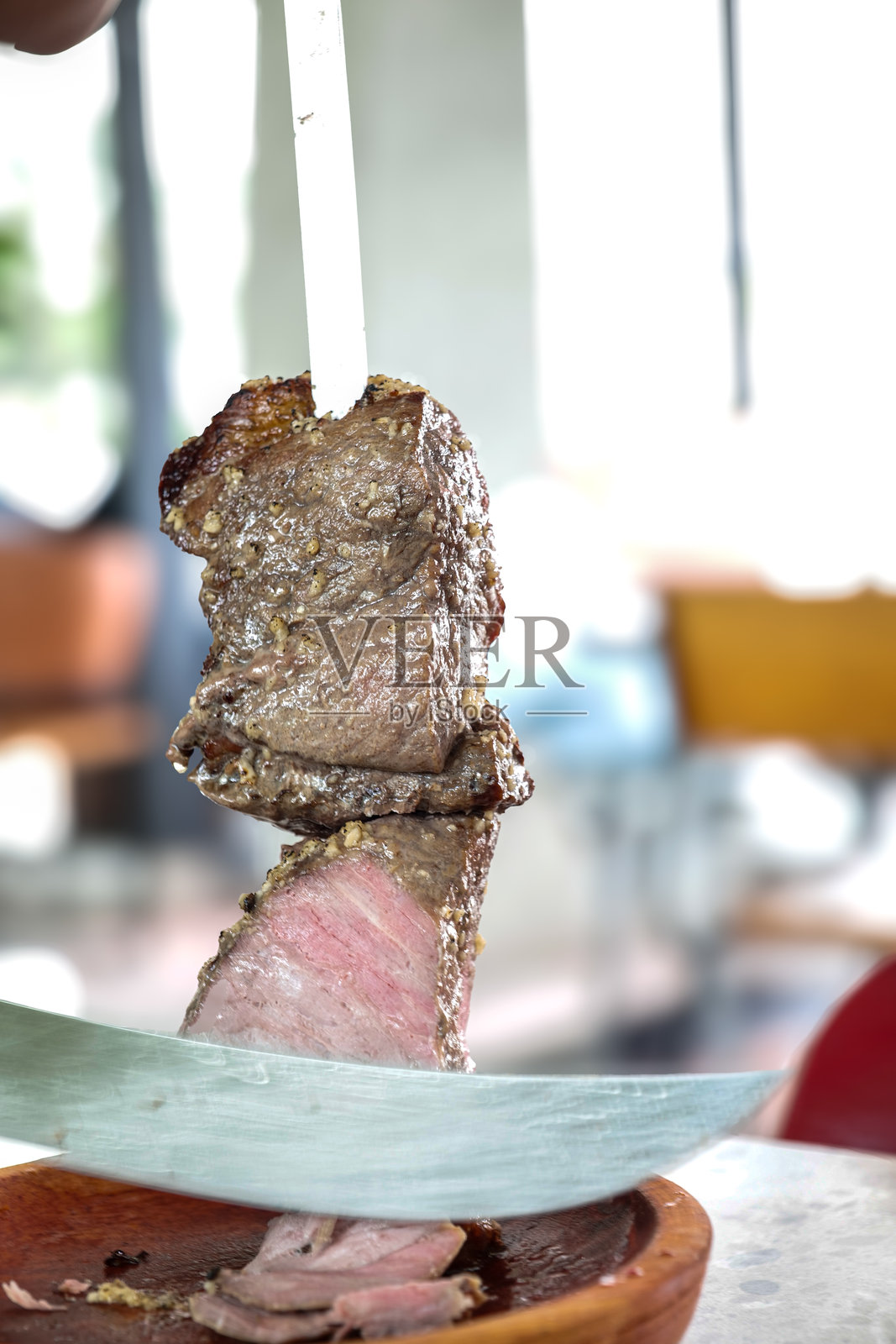 巴西餐厅Fogo的烧烤肉类拼盘。照片摄影图片