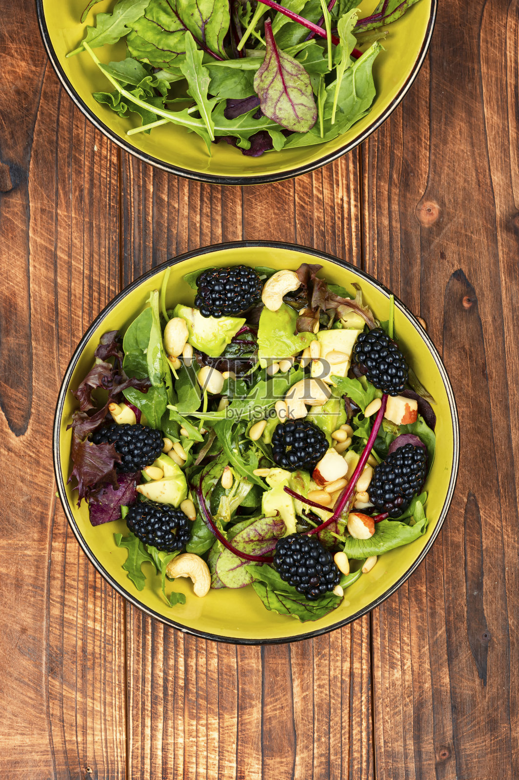 黑莓、鳄梨和微型绿叶蔬菜沙拉。照片摄影图片