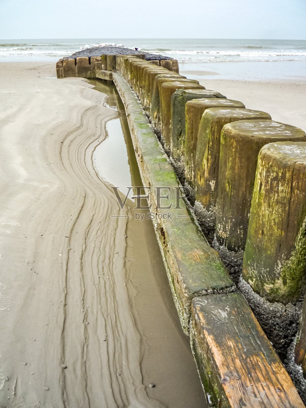 海滩上有一座木栅栏照片摄影图片