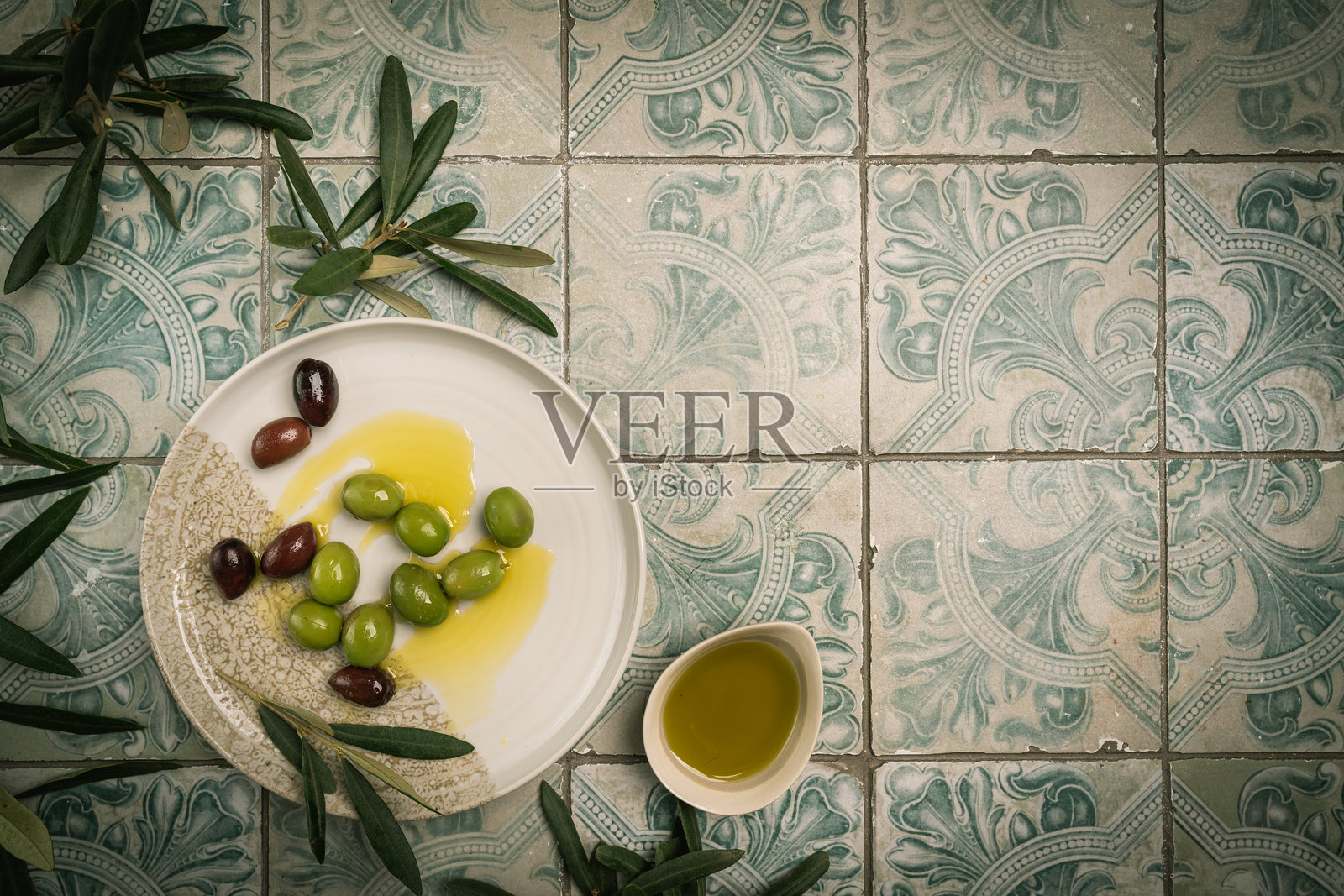 绿橄榄和黑橄榄照片摄影图片