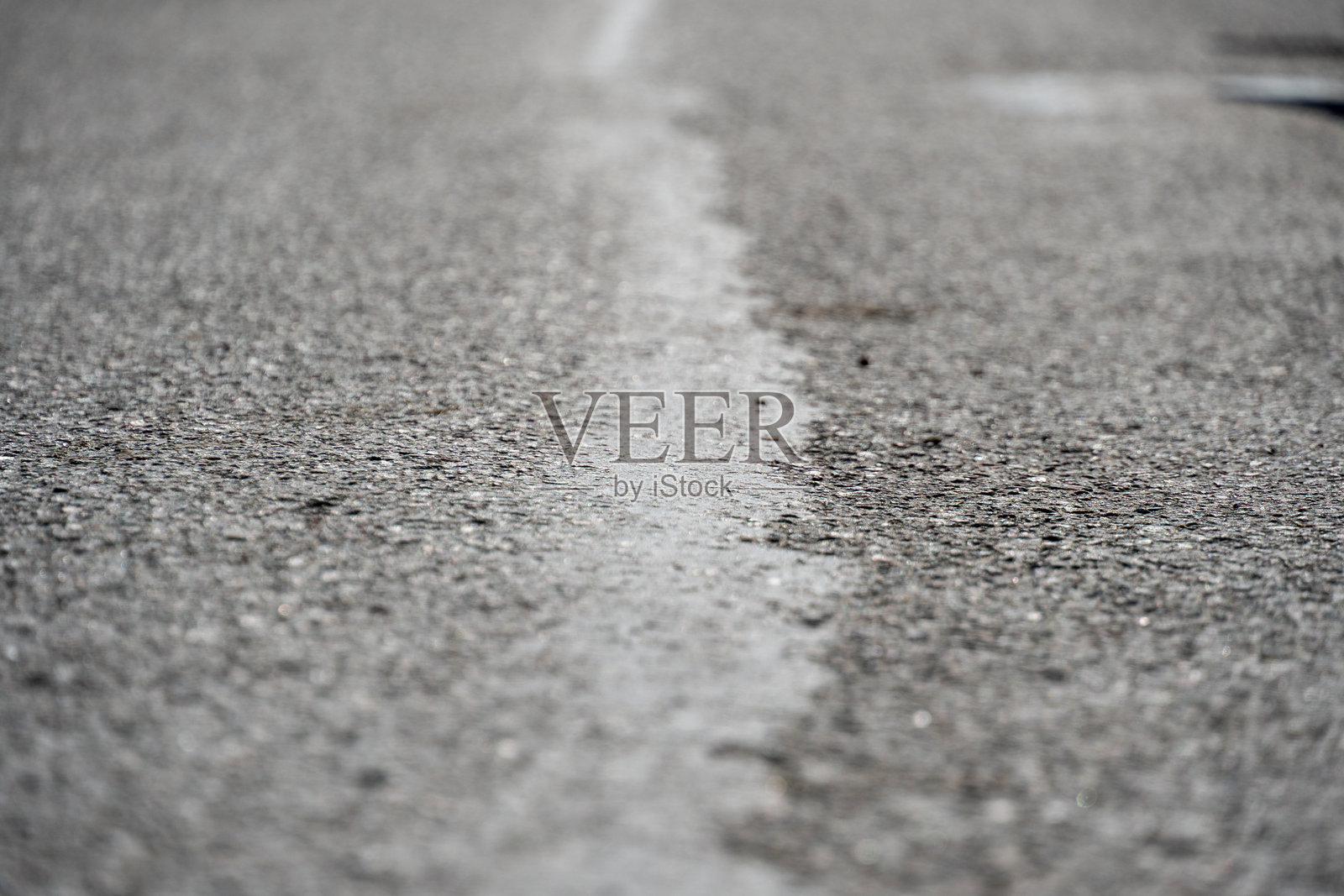 水滴在沥青路面上闪烁,倒影营造出清晨宁静城市环境中的宁静氛围。照片摄影图片