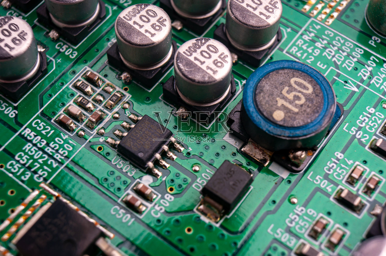 带有表面贴装元件和固态电容器的电子电路板照片摄影图片