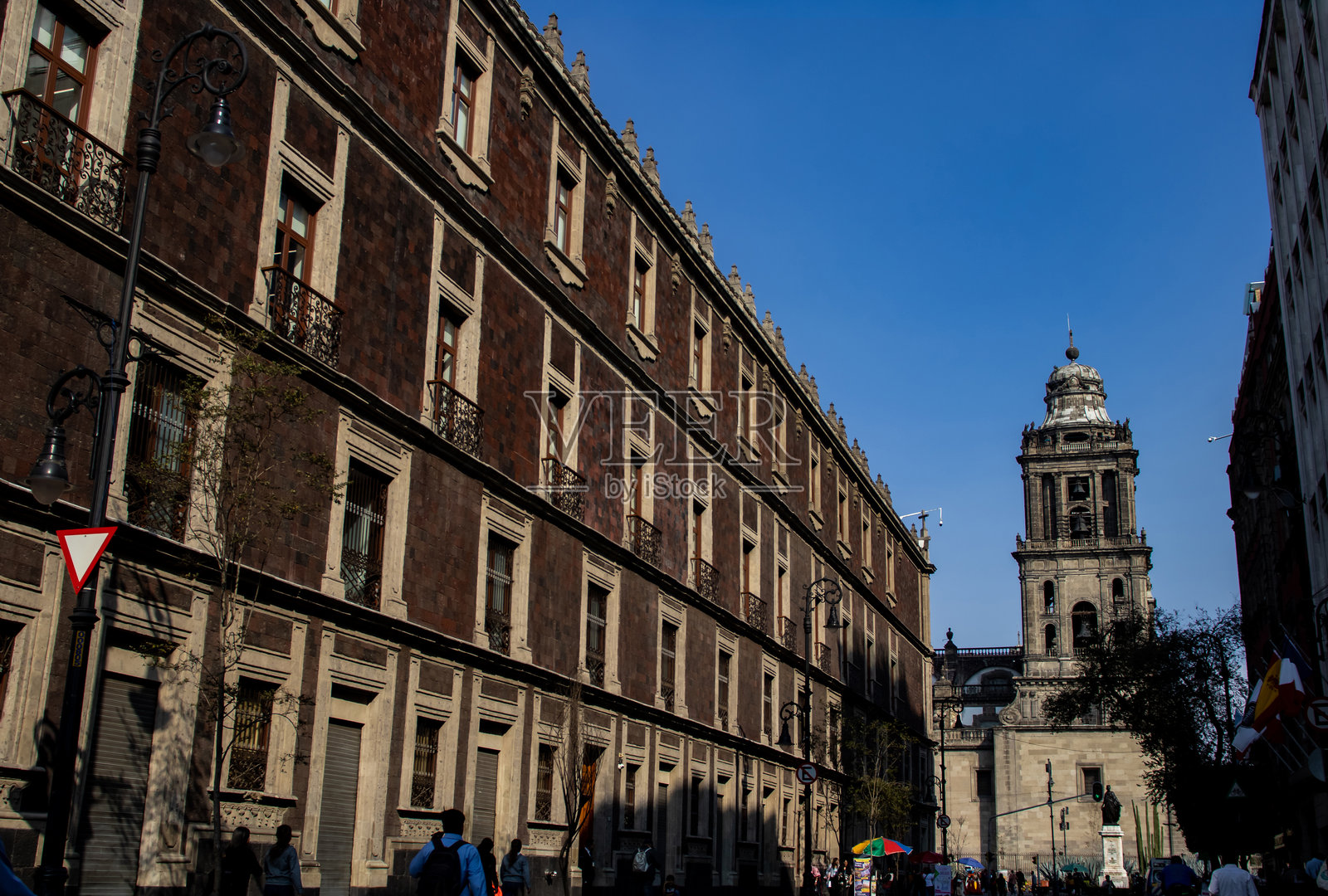 美丽的5月5日大道和墨西哥城大都会大教堂的景观照片摄影图片