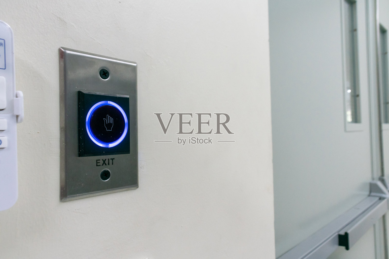 现代室内墙壁上的带发光环的退出按钮照片摄影图片