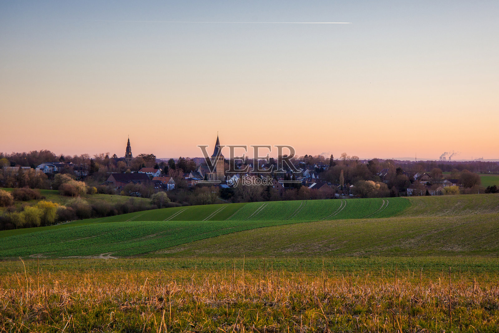 在金色晚霞下的霍姆贝格的维斯纳森教堂两座教堂照片摄影图片