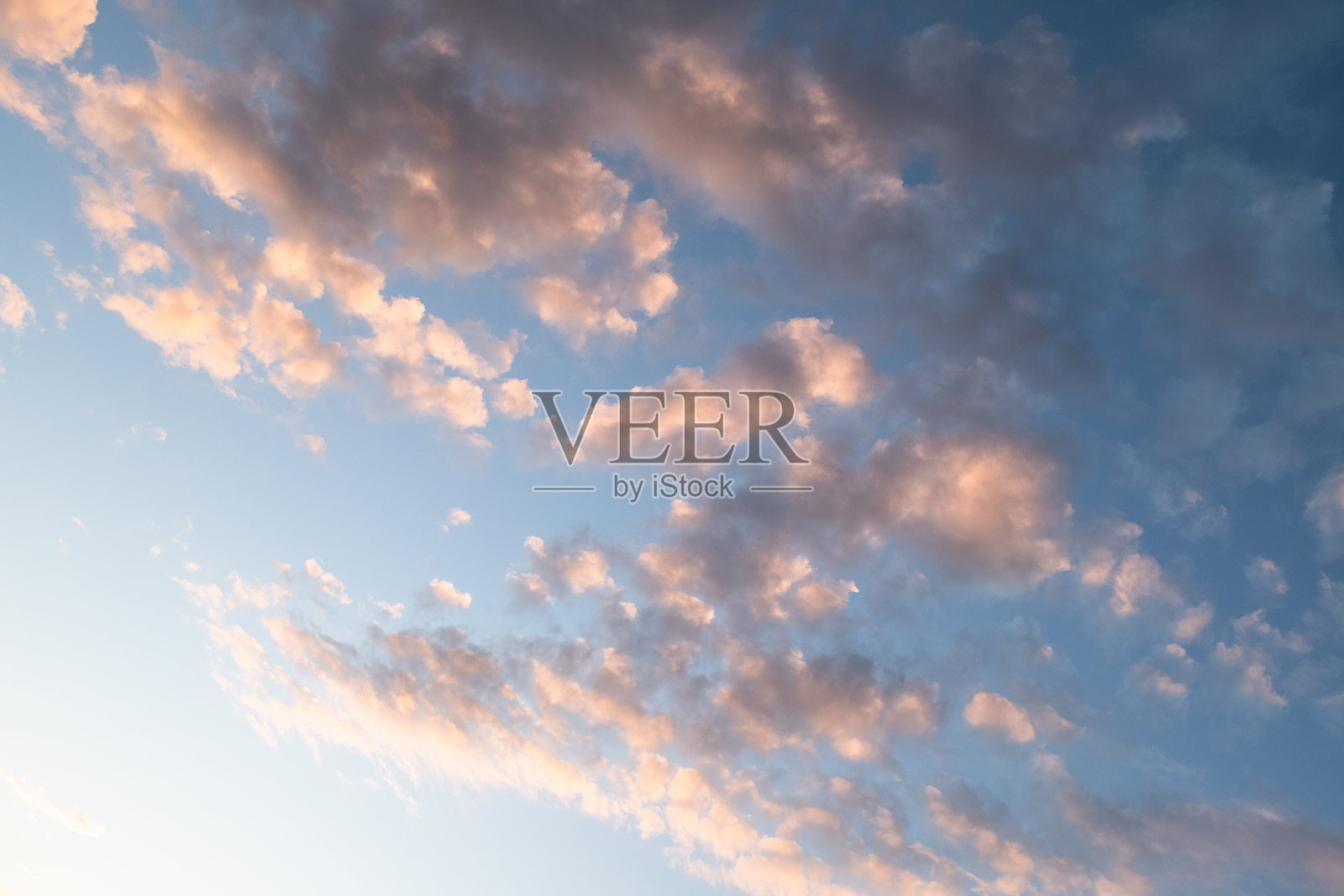 金色日落天空与柔和云朵,宁静的黄昏地平线,梦幻的美学,自然之美,适合放松氛围和宁静视觉的高质量摄影。照片摄影图片