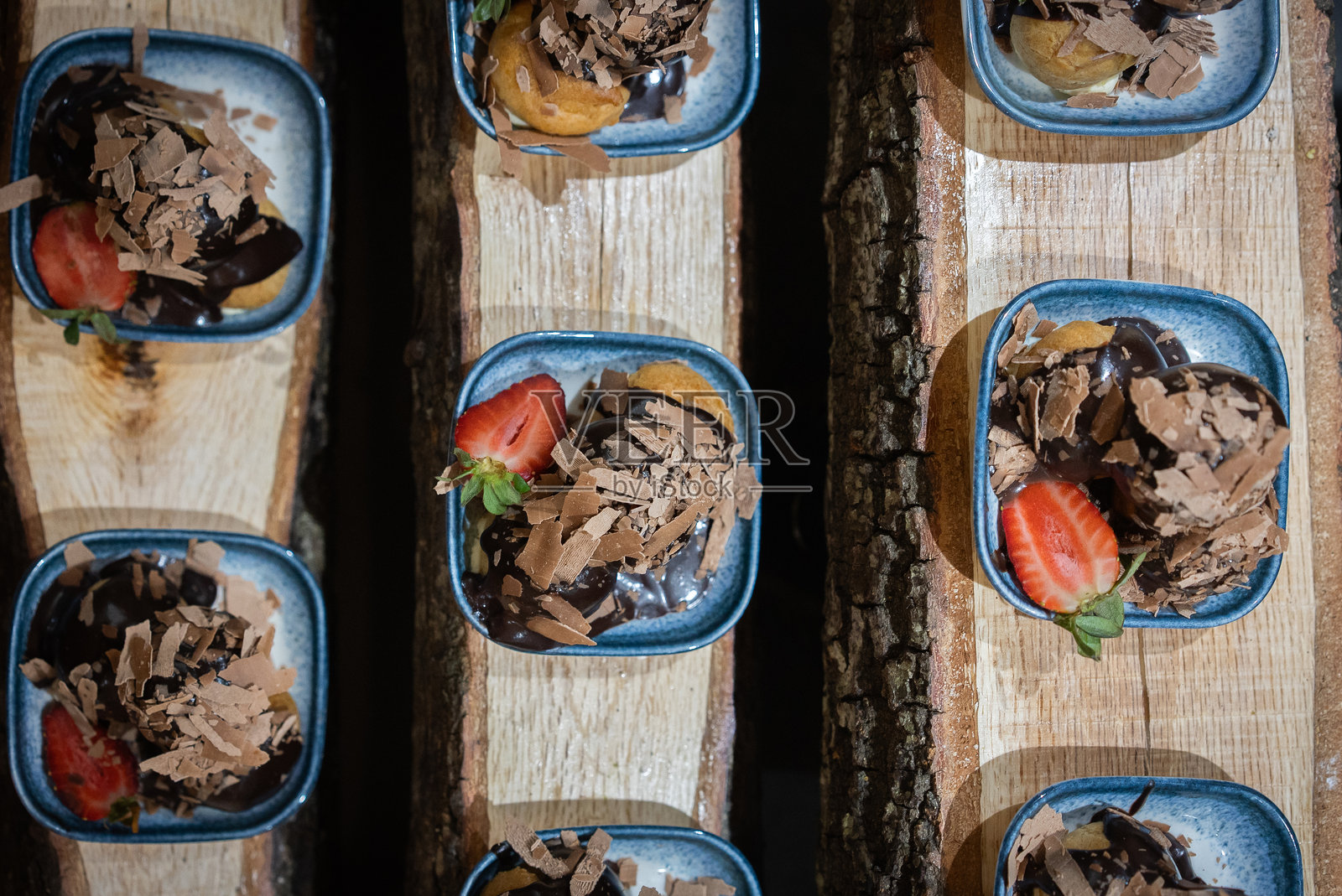 巧克力奶油草莓泡芙照片摄影图片