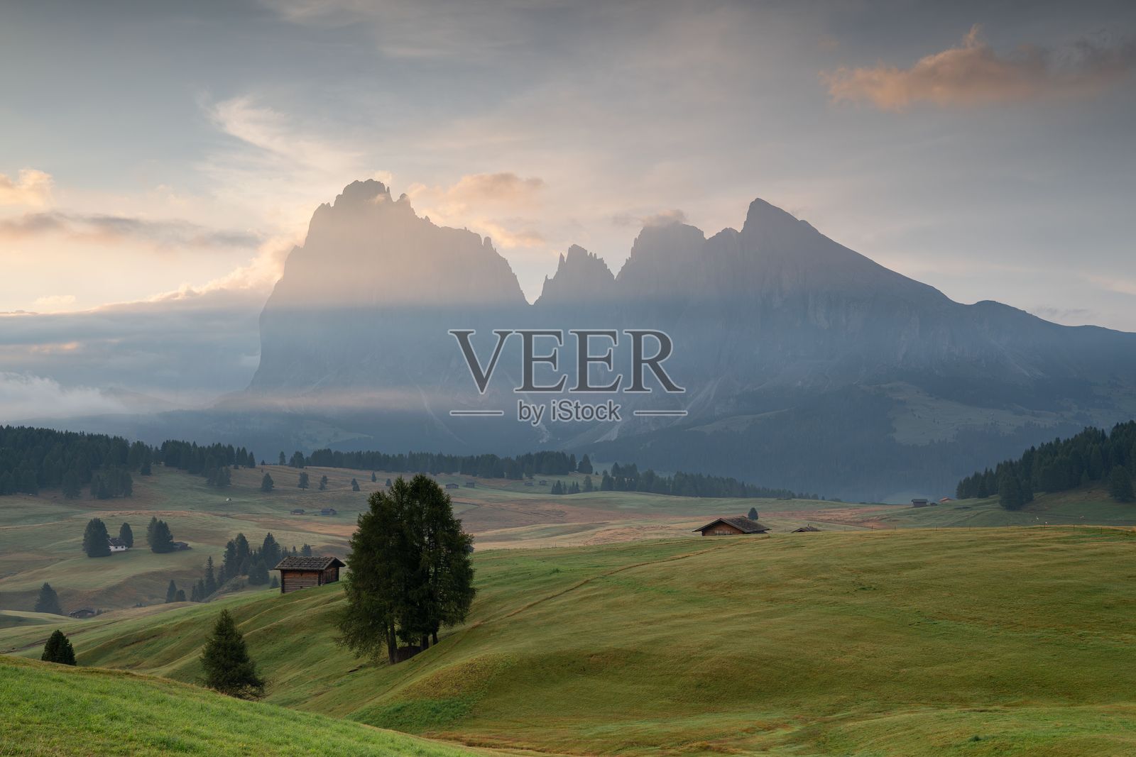 多洛米蒂山脉阿尔卑斯西乌斯的美丽日出景色。照片摄影图片