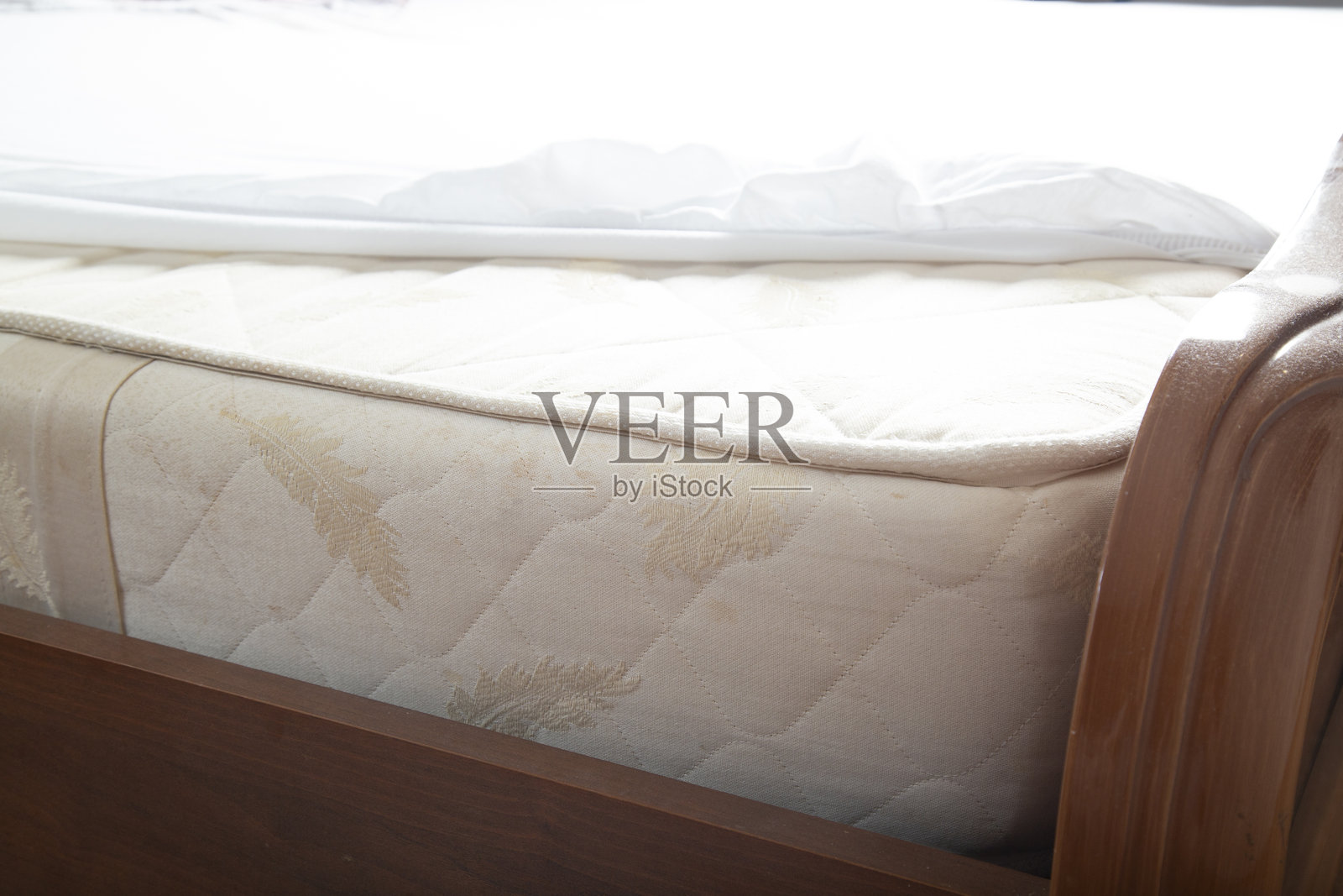 一张大床上的床垫。床垫促销。照片摄影图片