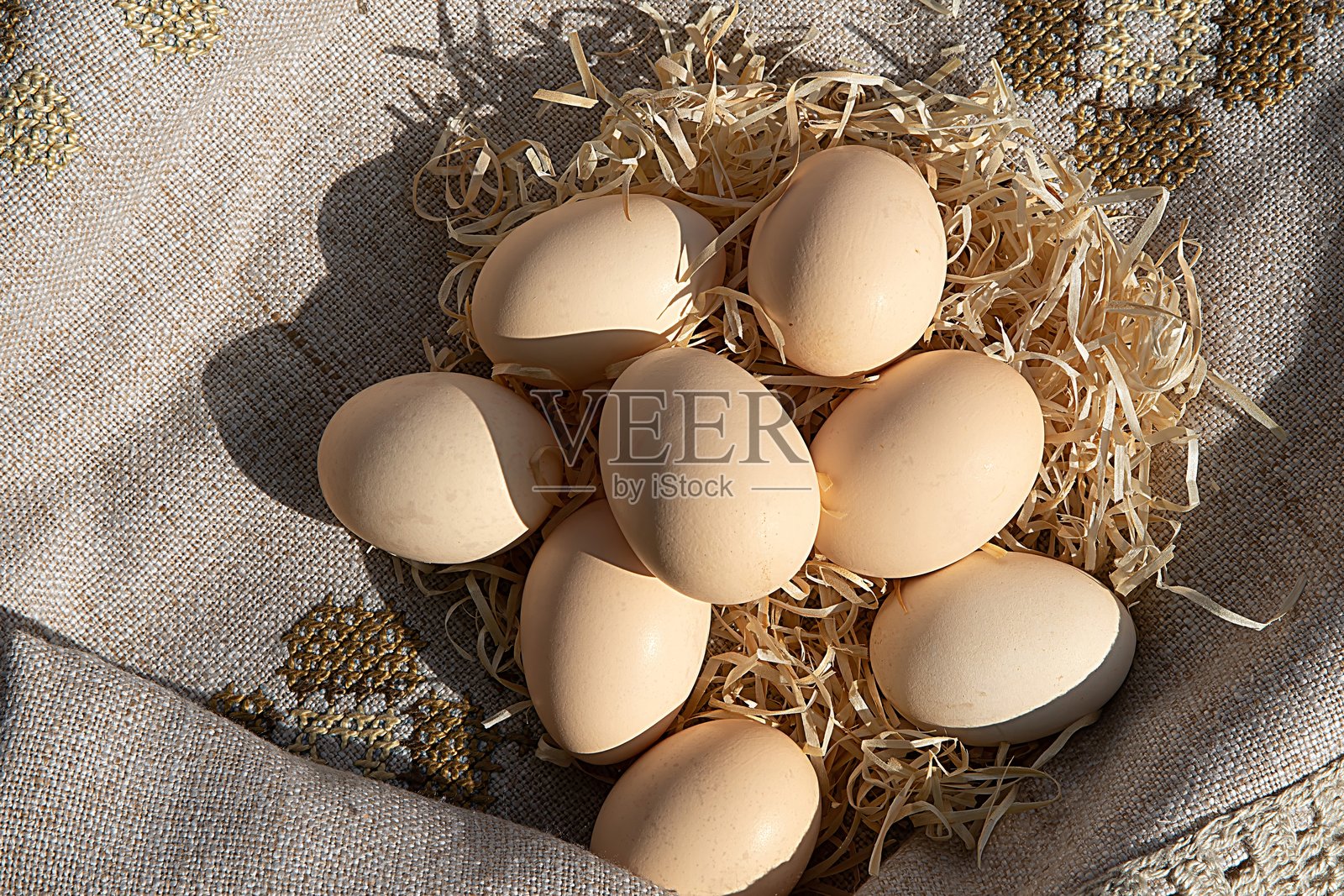 新鲜的白色鸡蛋放在稻草和麻布上,乡村农场概念,自然有机食品,健康的蛋白质来源照片摄影图片
