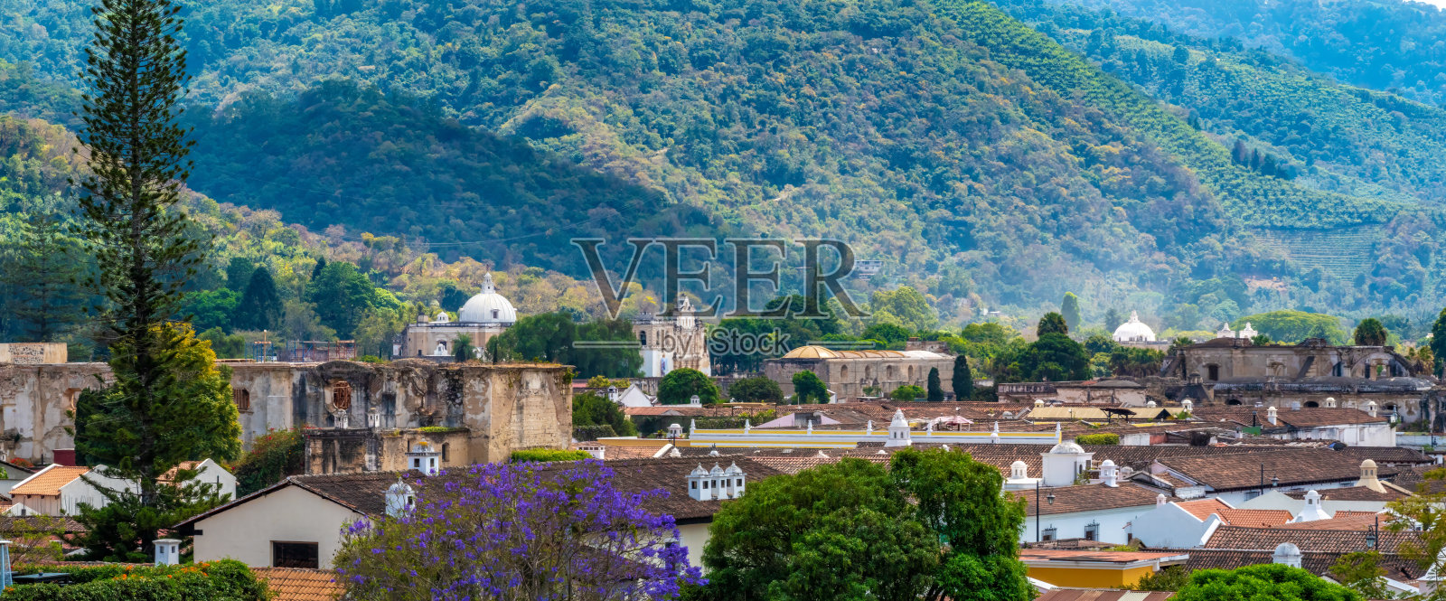 古城安提瓜,危地马拉,天际线被大量宏伟的殖民时代宗教和政府建筑所定义。照片摄影图片