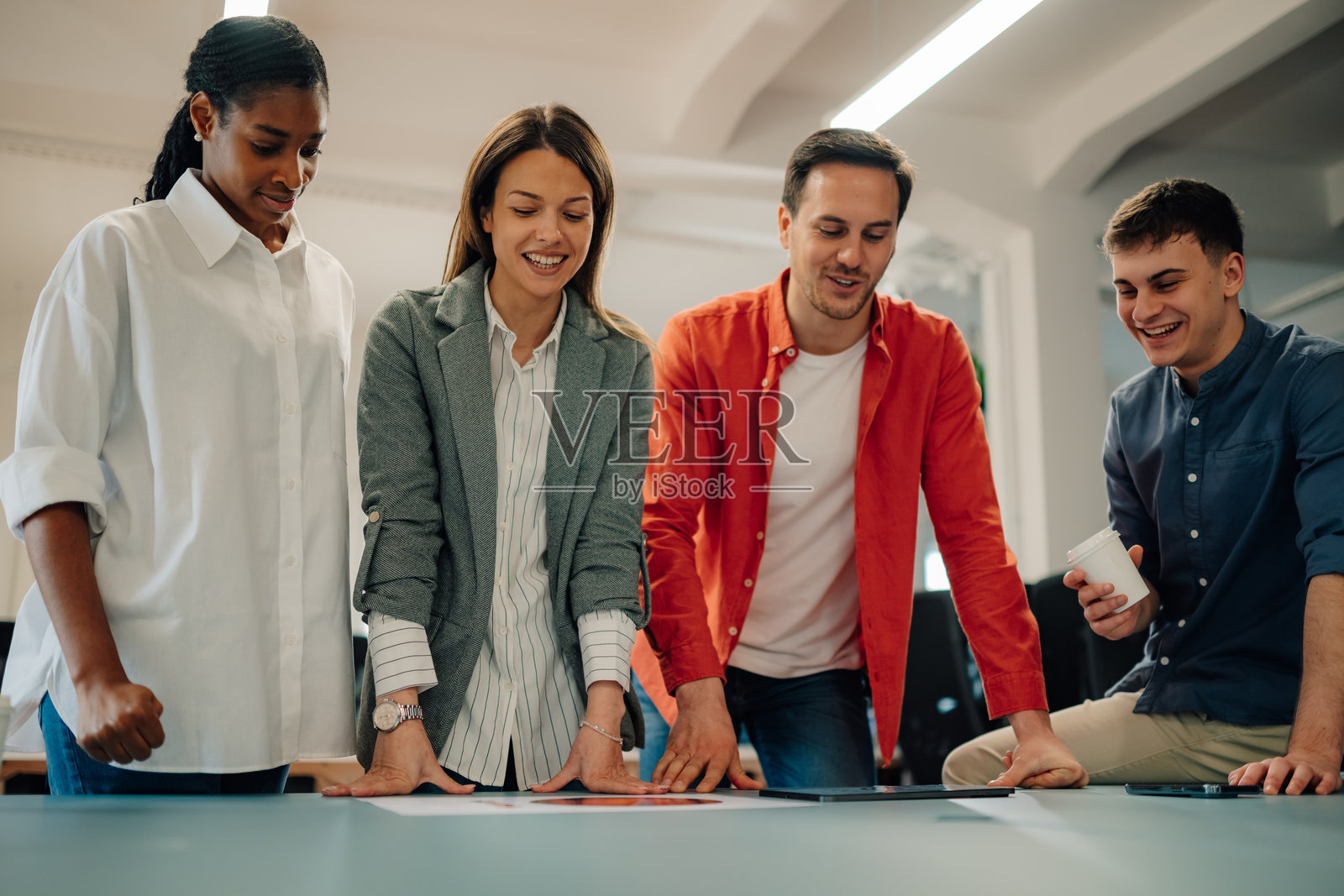 创业团队在现代办公室分析图表和报告照片摄影图片