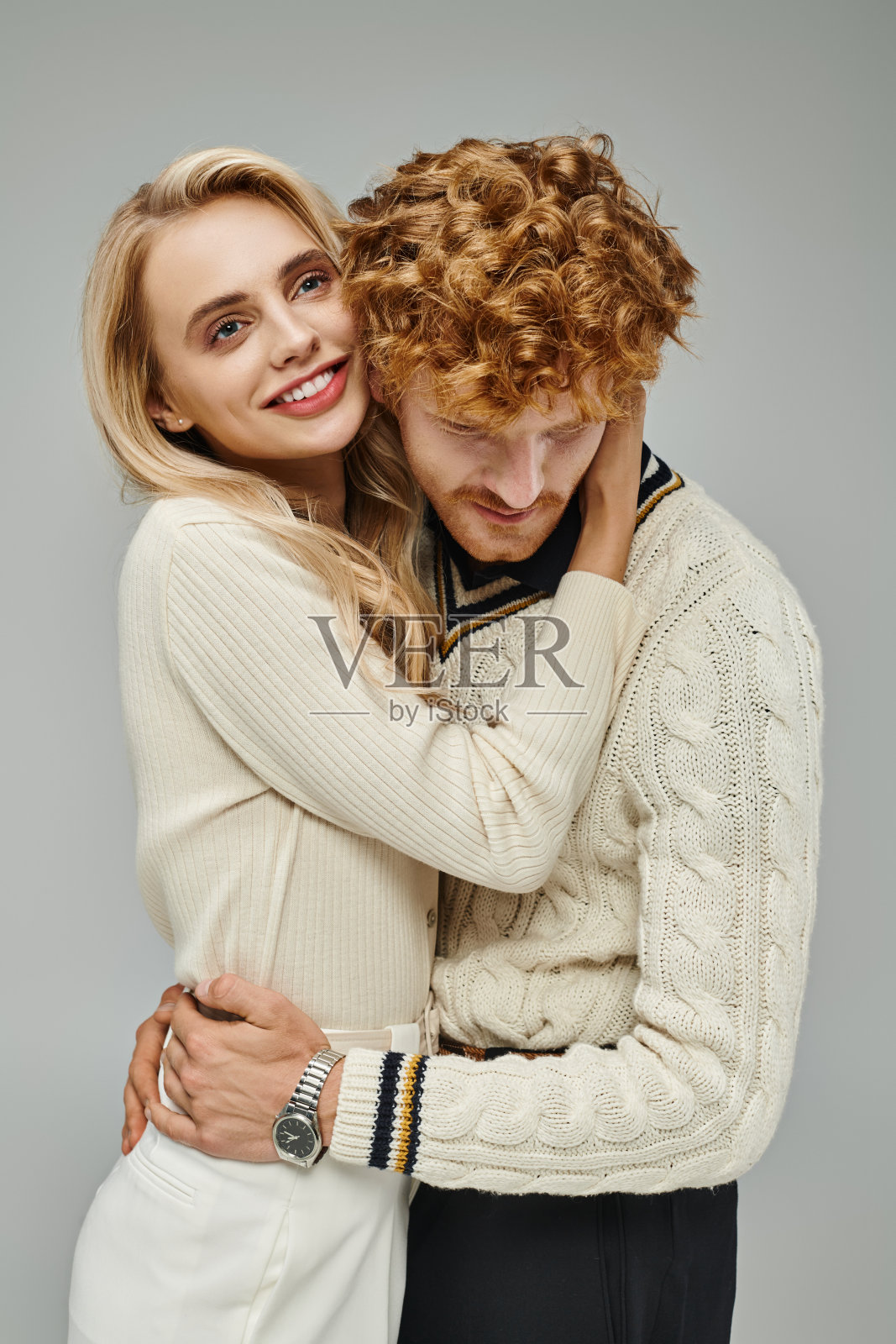 时尚情侣在中性色背景下穿着舒适的服装分享亲密时刻照片摄影图片