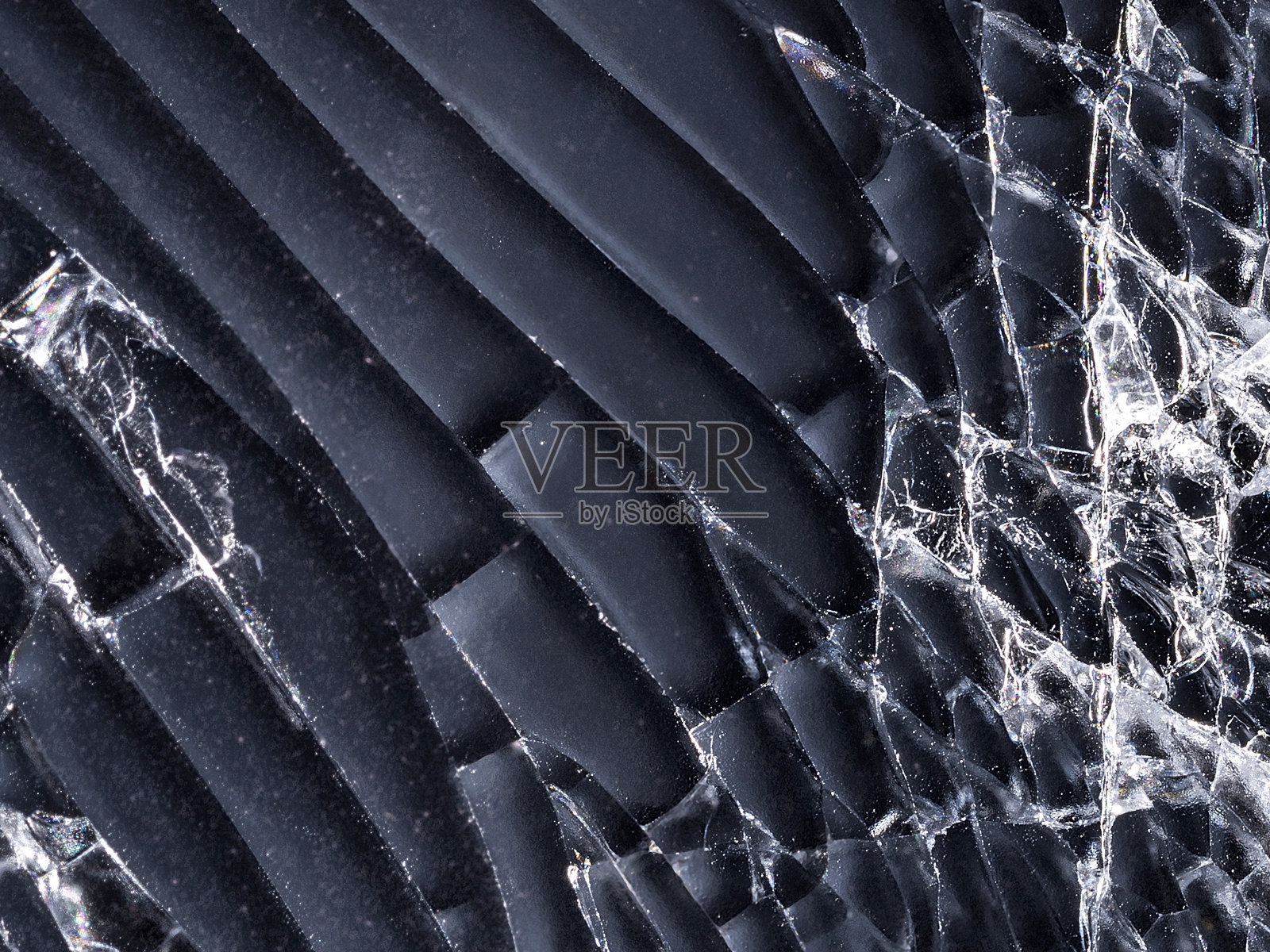 特写破碎的玻璃,带有皱纹和裂缝,抽象的破裂智能手机屏幕。照片摄影图片