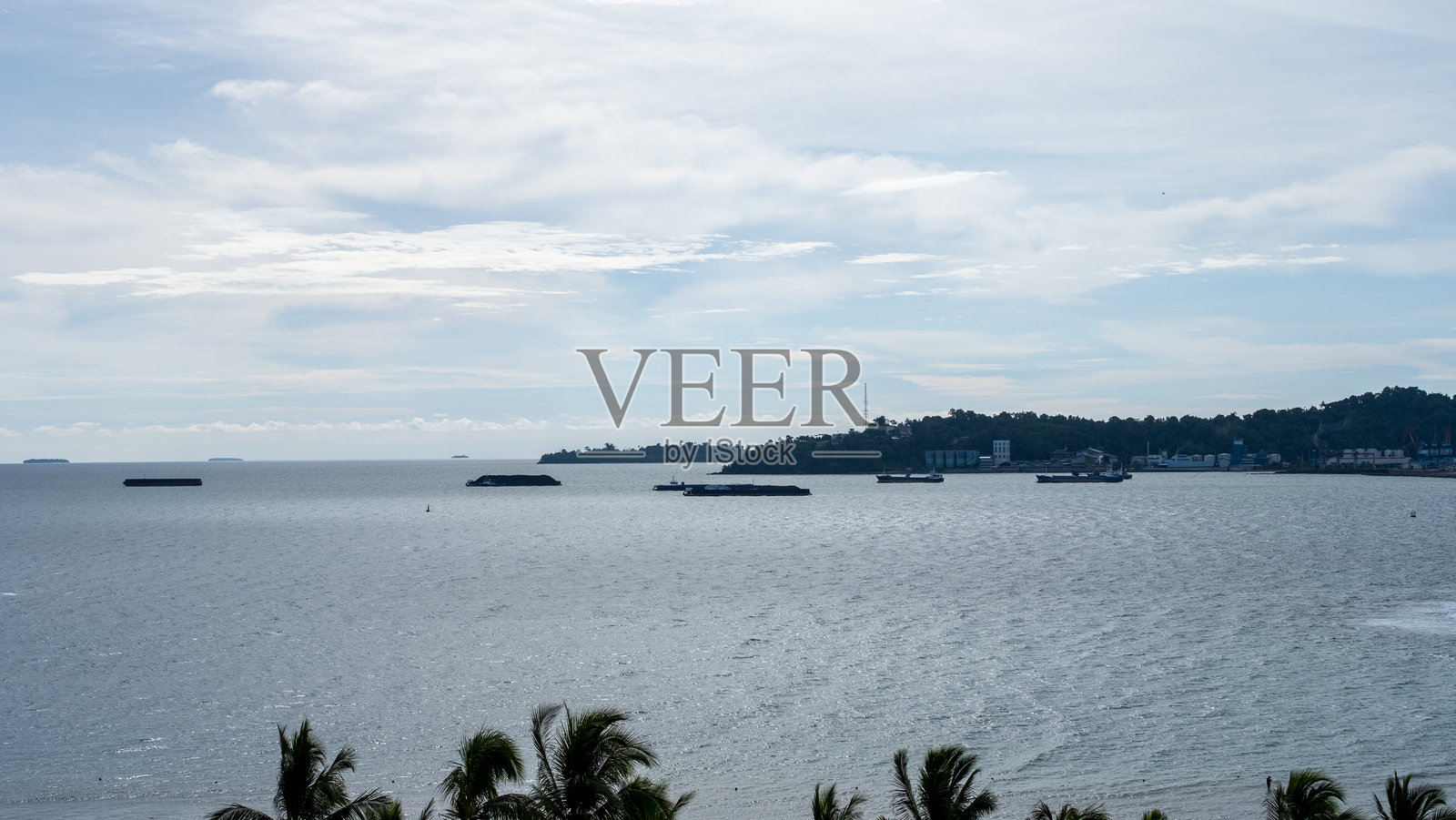 海岸风景,船只与椰子树相映成趣照片摄影图片