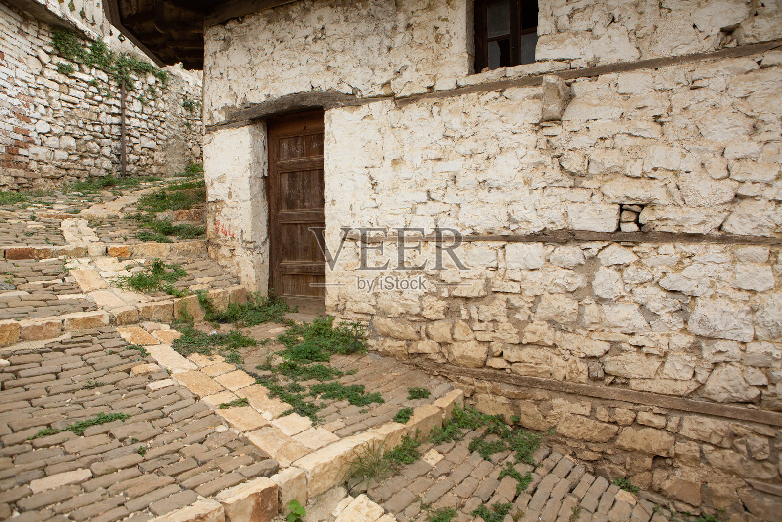 阿尔巴尼亚著名的贝拉特古镇。风景如画的街道,两旁是奥斯曼时代的房屋。照片摄影图片