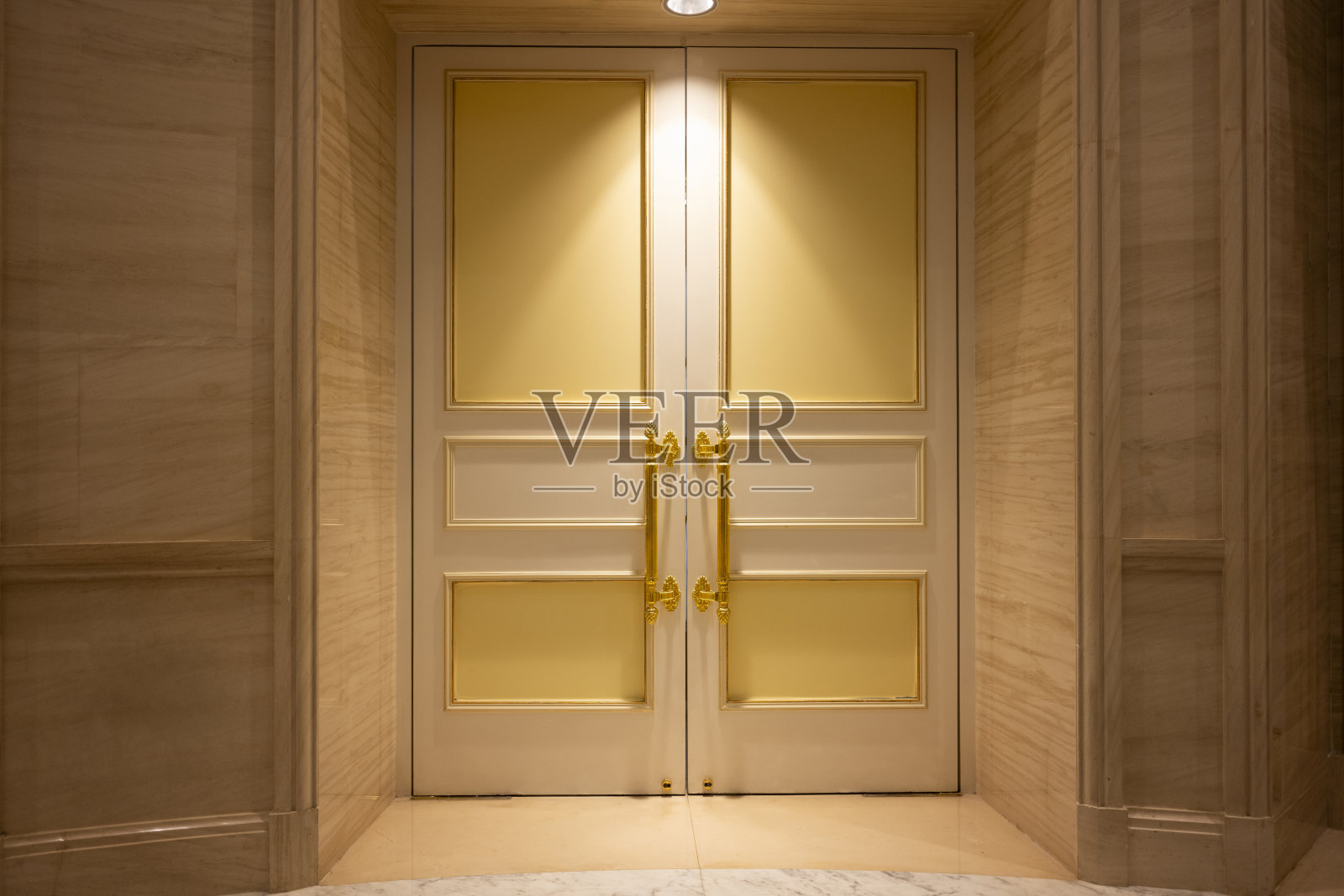 白色欧洲风格的门在灯光照耀下照片摄影图片