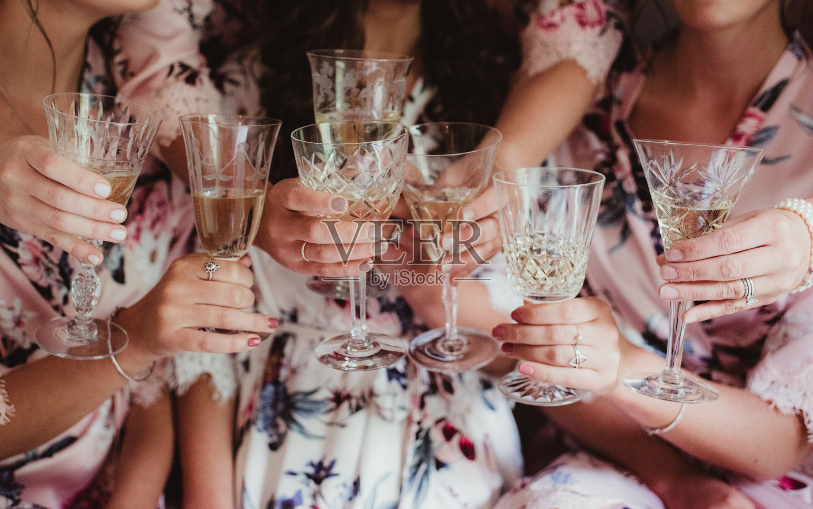 新娘和伴娘们举杯庆祝,准备迎接婚礼照片摄影图片