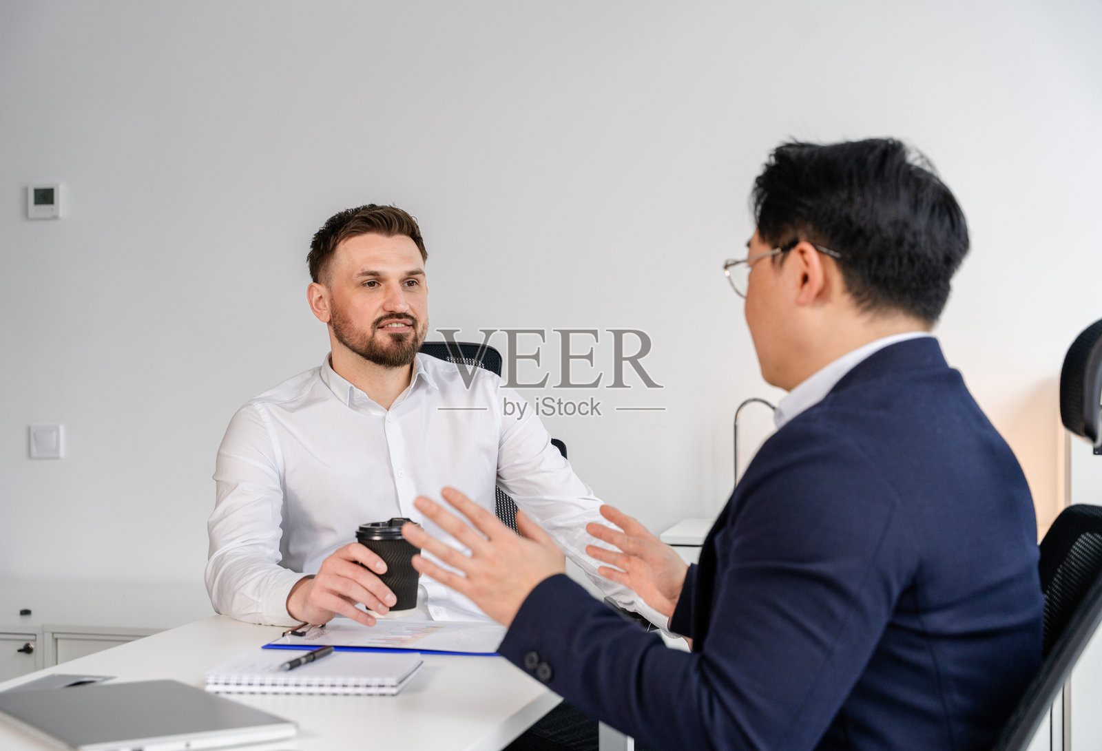 现代办公室环境中同事之间的专业会议照片摄影图片