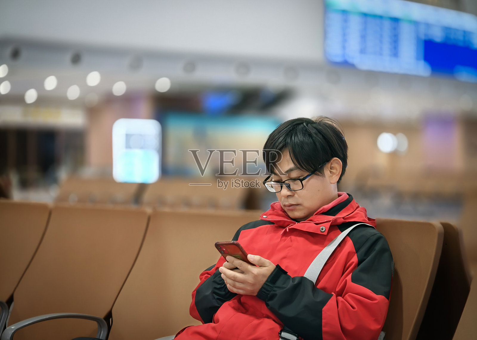 男性游客在机场火车站的候车大厅照片摄影图片