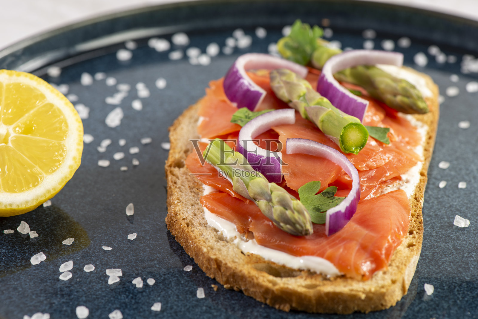 夹有咸三文鱼和芦笋的三明治照片摄影图片