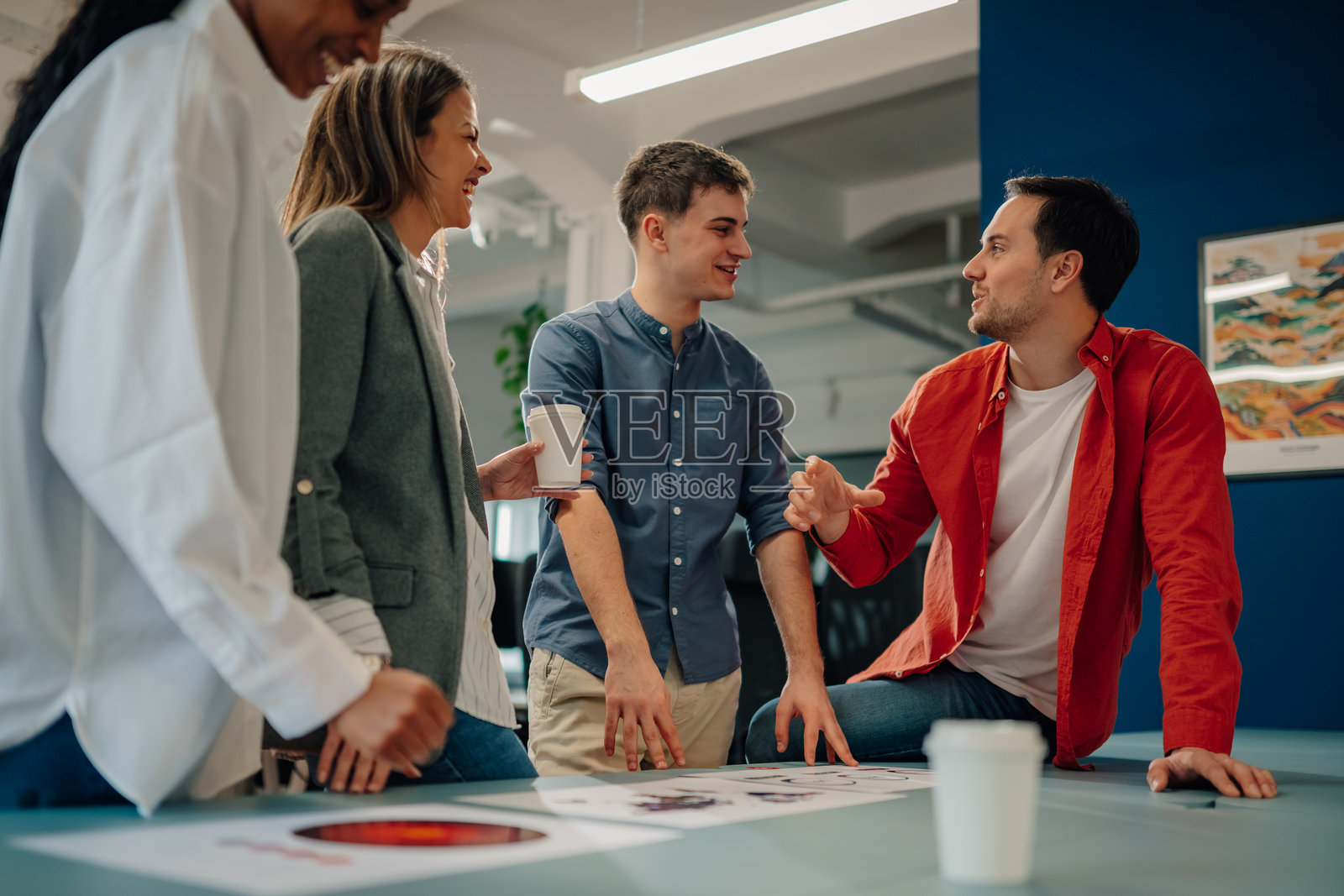 创意团队在办公室会议中讨论新想法照片摄影图片