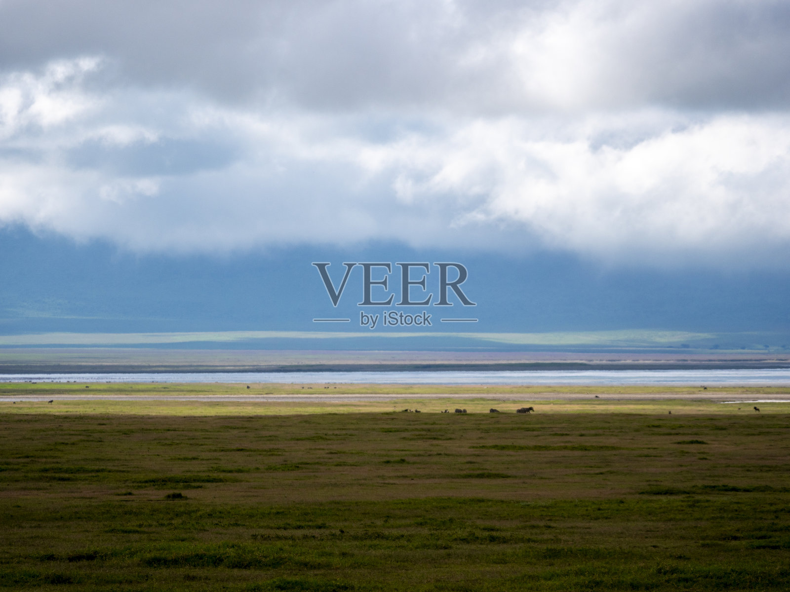 恩戈罗恩戈罗火山口的壮丽景观与戏剧性的天空。照片摄影图片