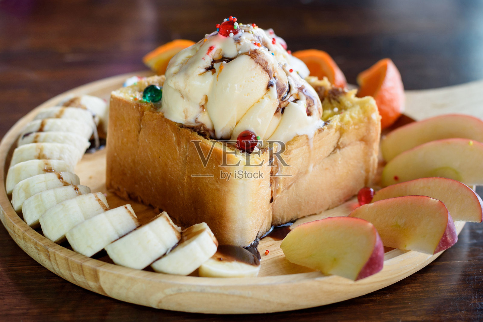 蜂蜜吐司配香蕉、苹果、果冻和冰淇淋。照片摄影图片