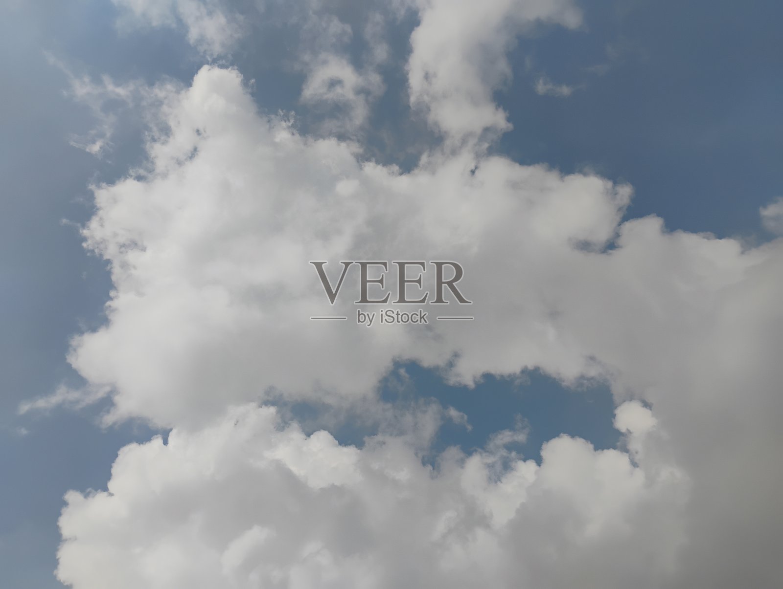 灰色累积云中显现出创意的龙头形状照片摄影图片