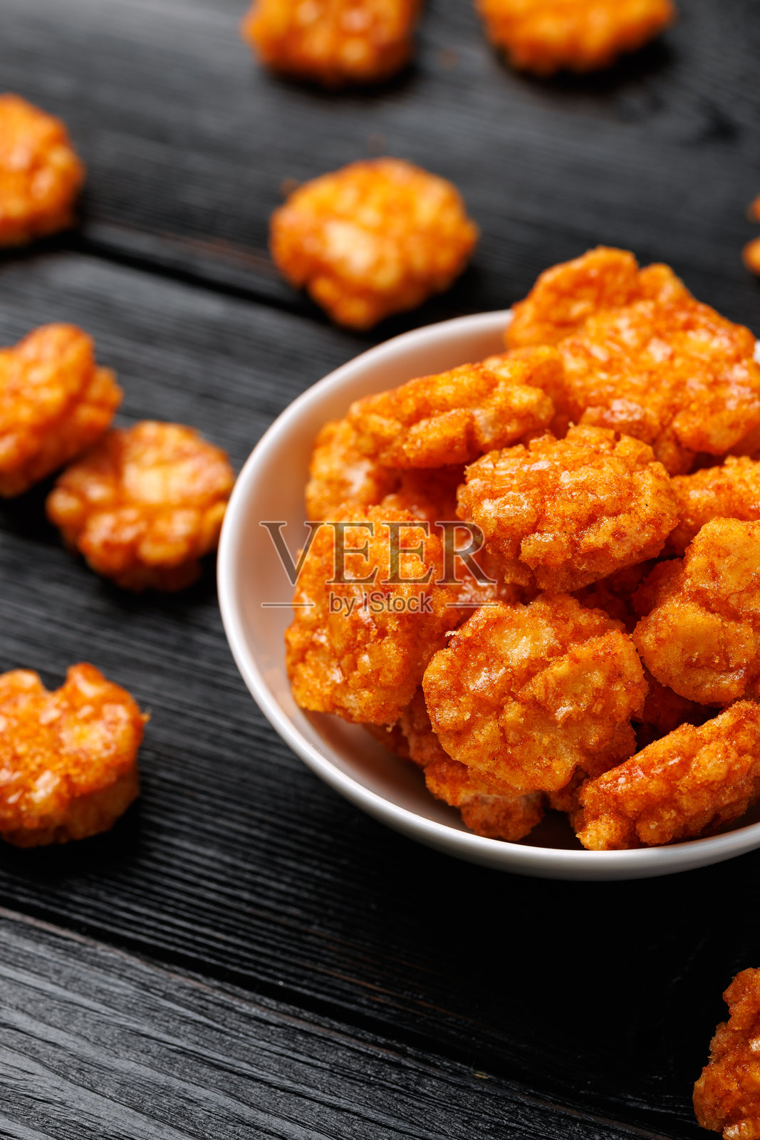 白碗中的辣味辣椒米饼。派对食品小吃照片摄影图片