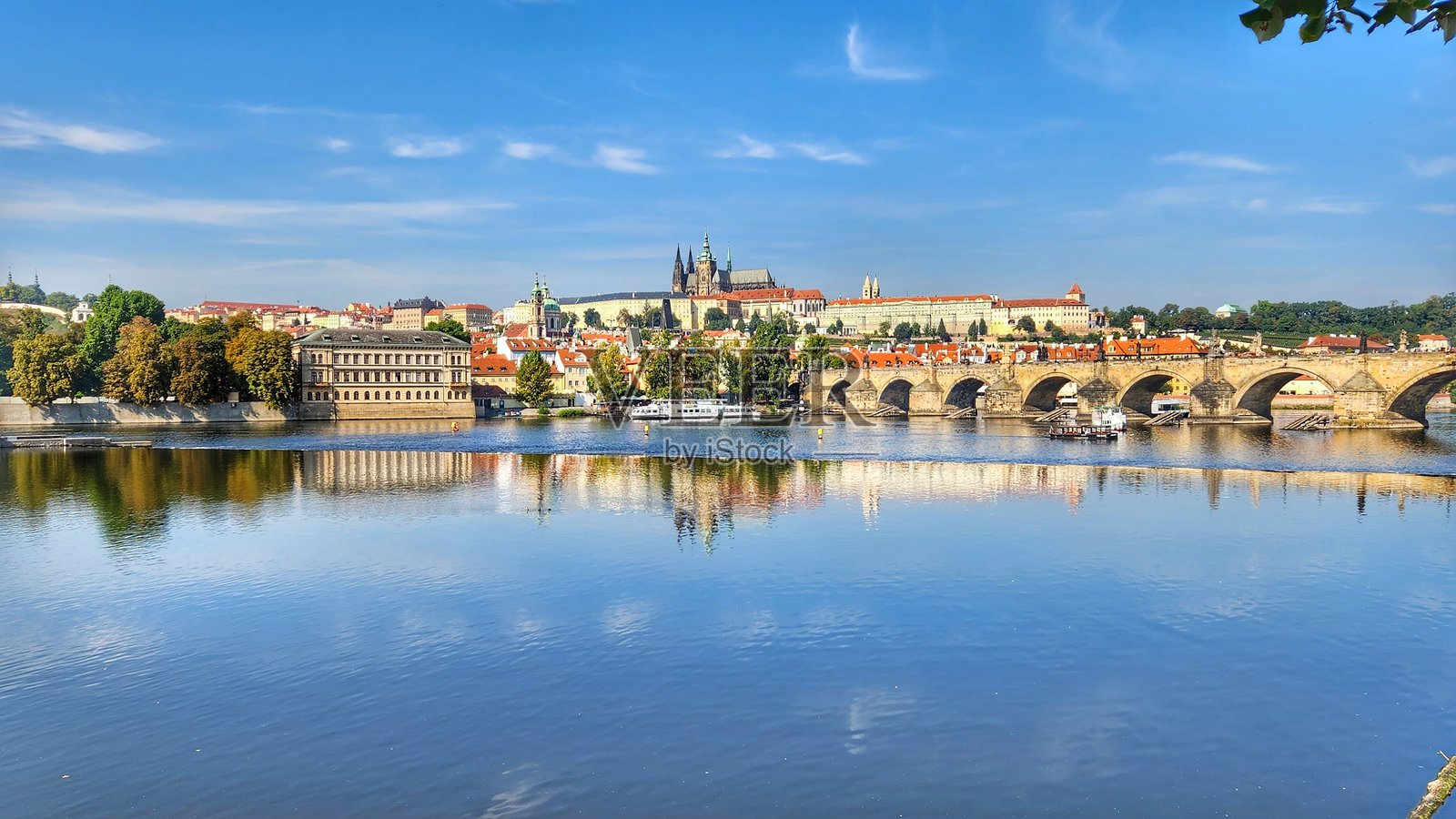 查理大桥对面的布拉格城堡照片摄影图片
