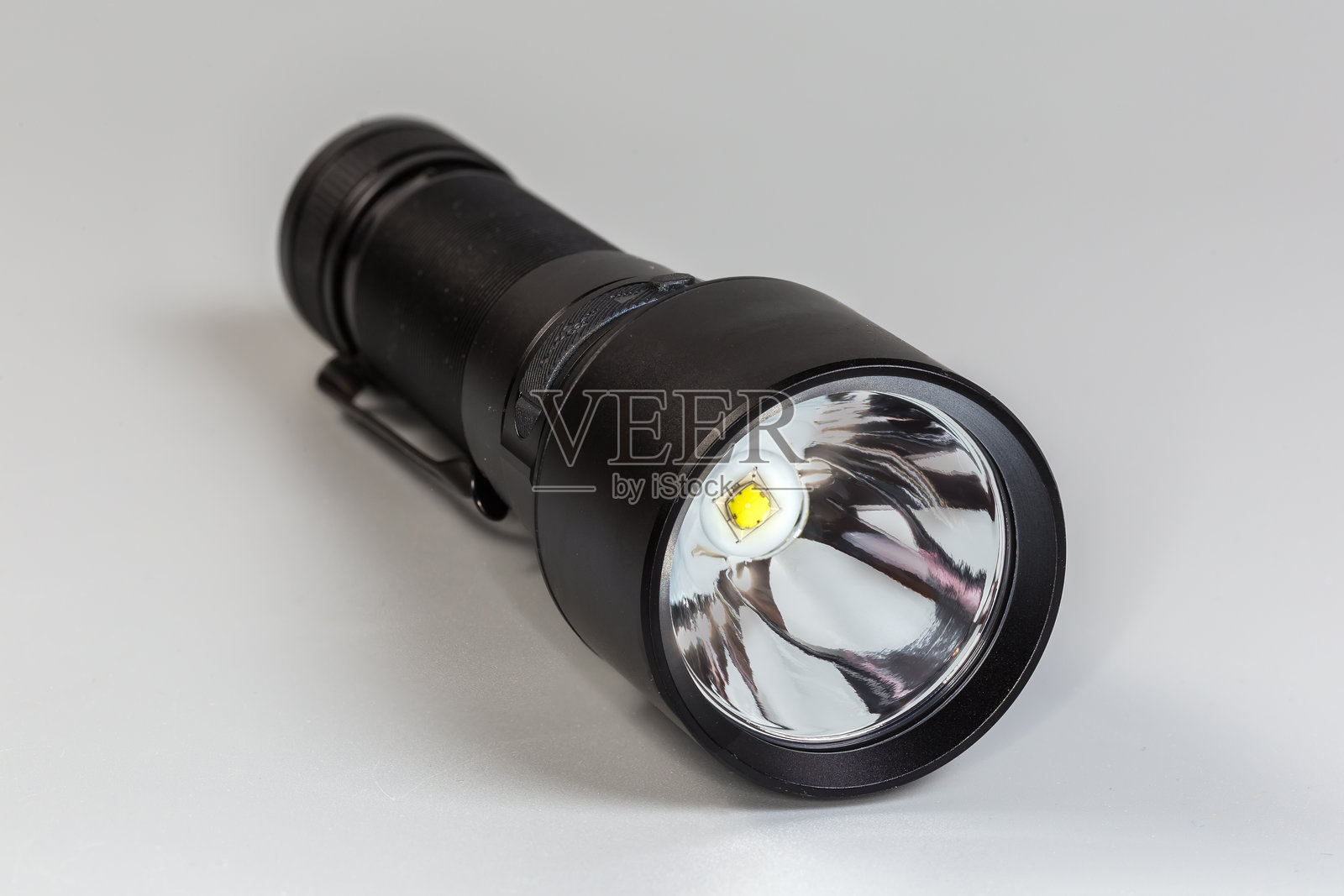 关闭的口袋战术电动LED迷你手电筒特写镜头照片摄影图片