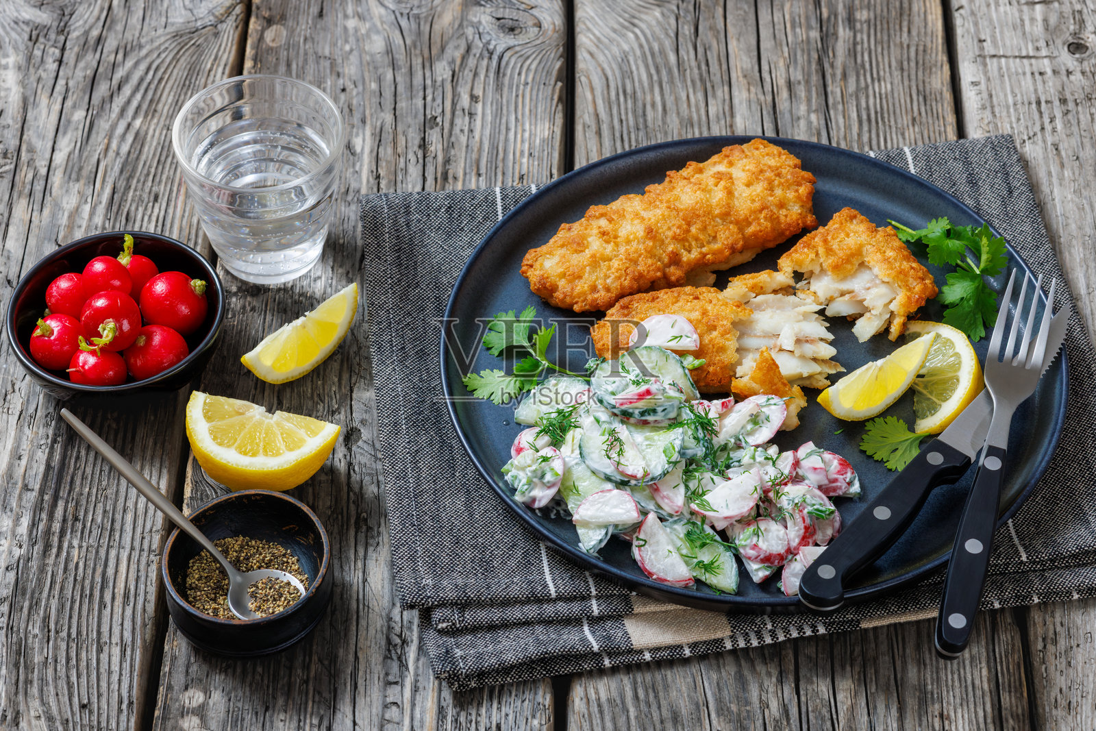 炸面糊鱼片配萝卜莳萝沙拉照片摄影图片