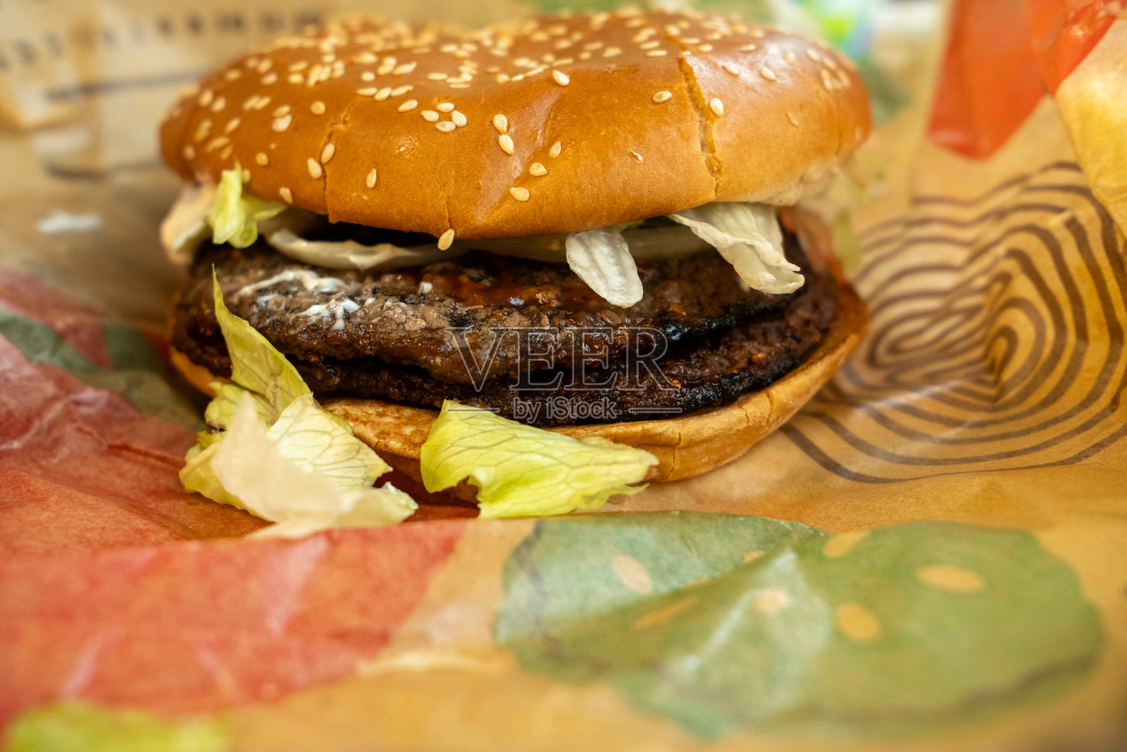 在汉堡上挤美乃滋照片摄影图片