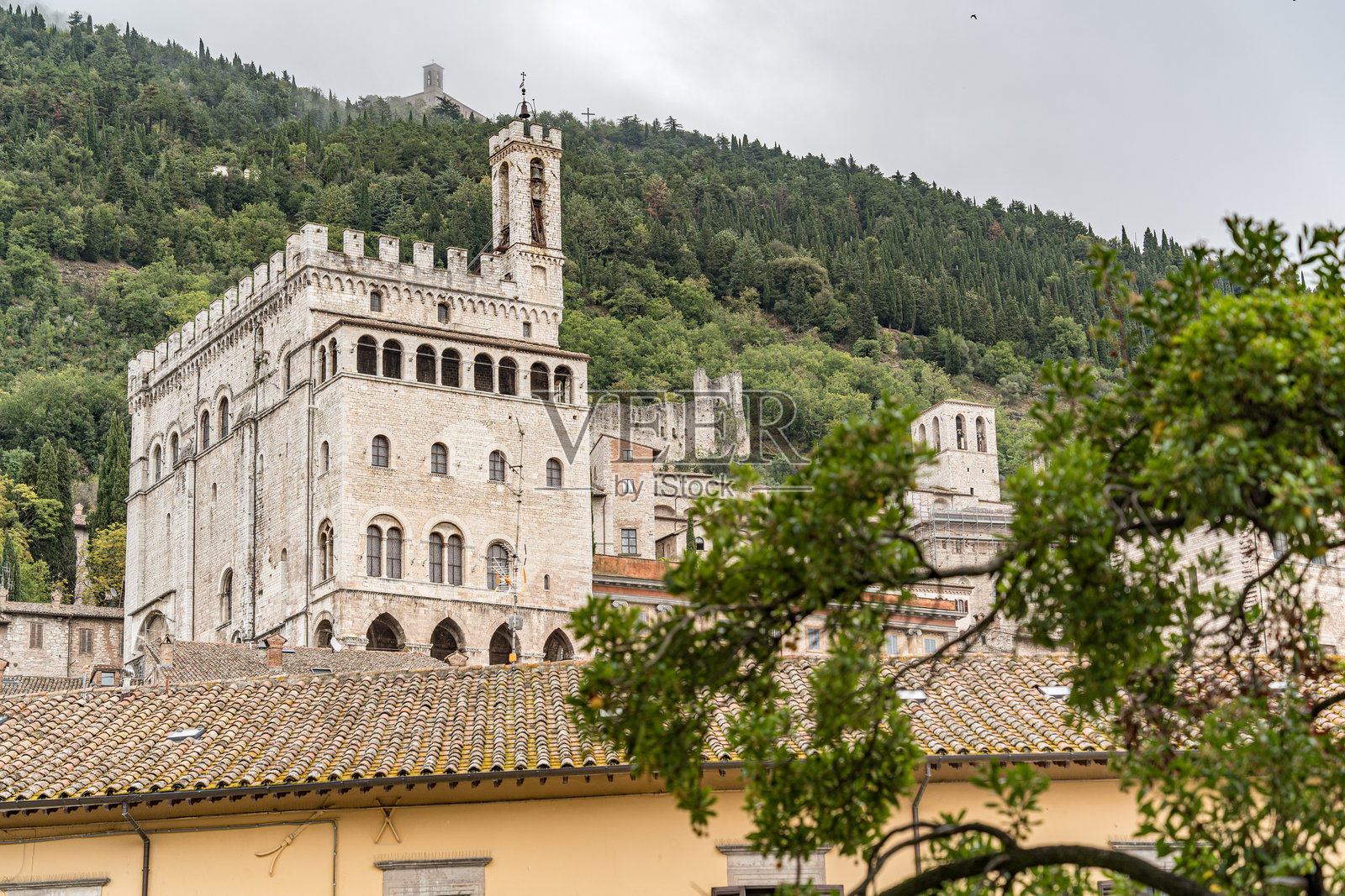 意大利翁布里亚的古比奥镇,拥有一座城堡和一座教堂照片摄影图片