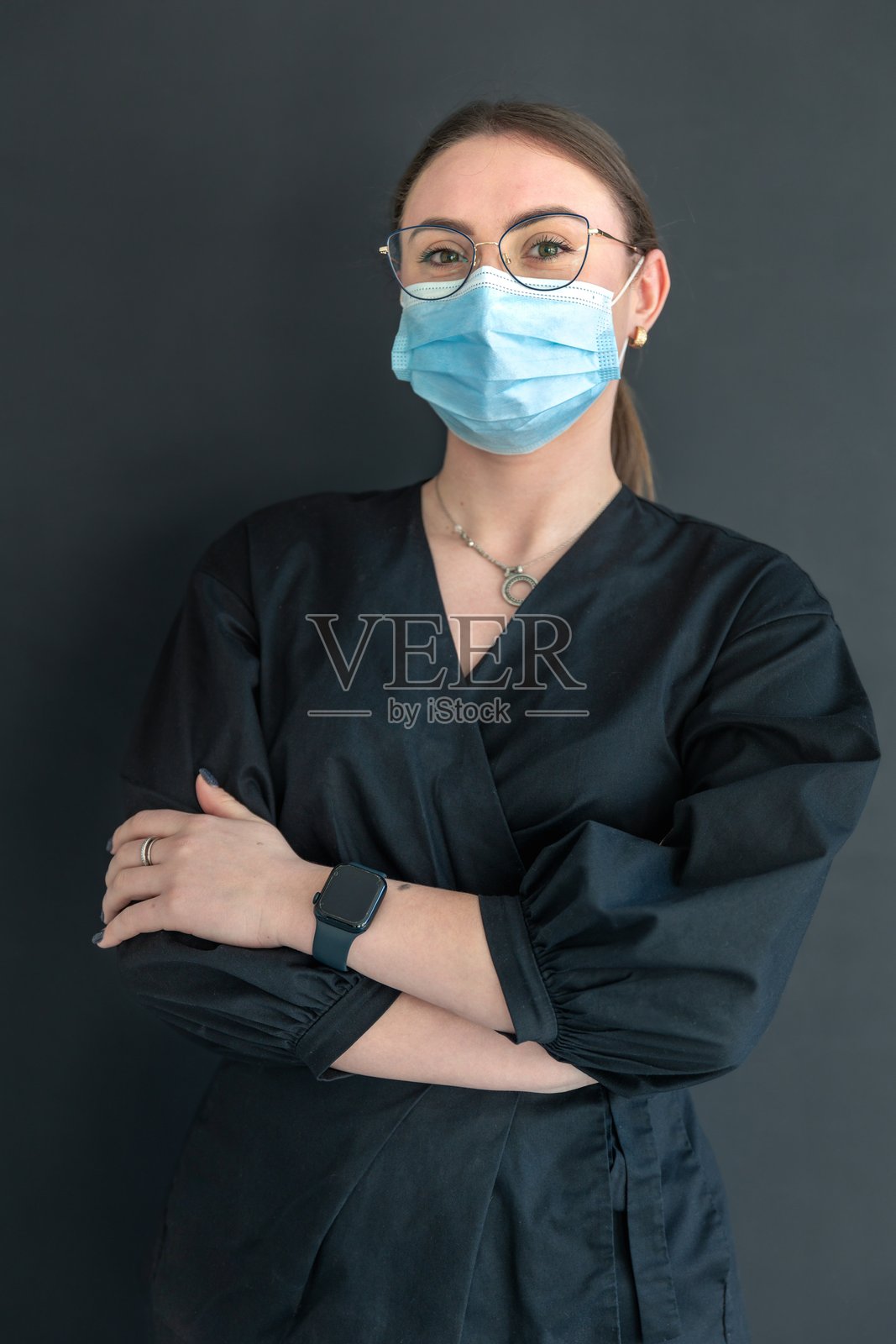 年轻女牙医佩戴口罩的肖像。牙科概念。牙齿治疗。照片摄影图片