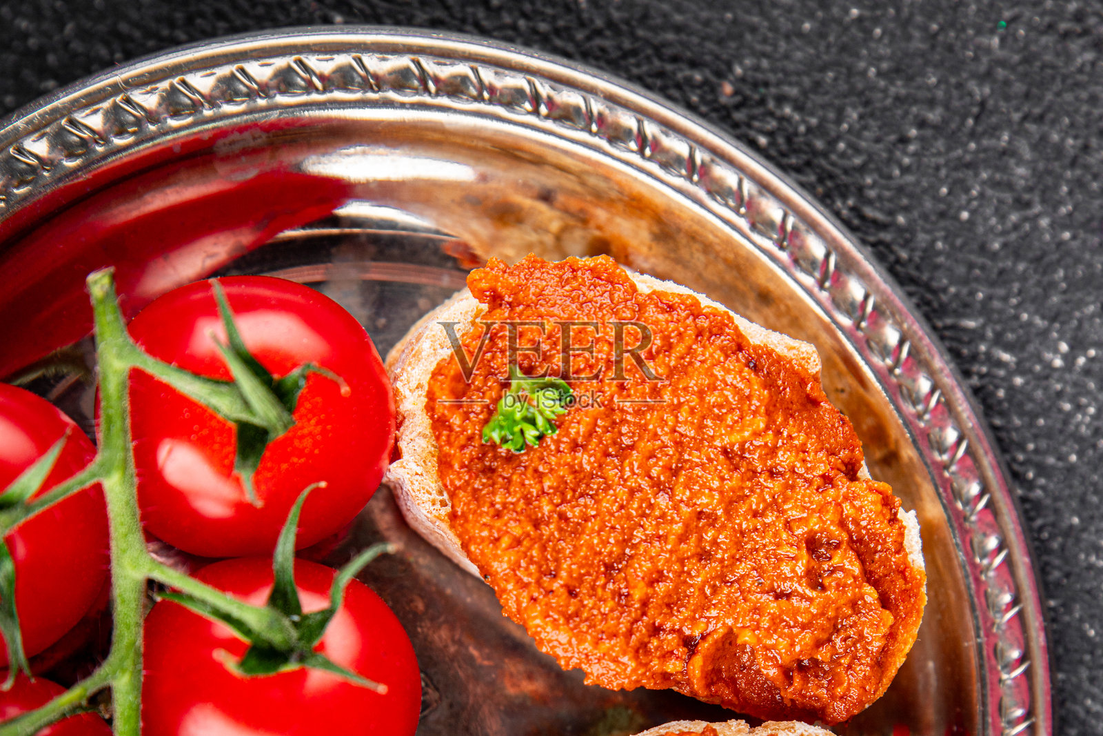 红椒酱、烤蔬菜鹰嘴豆泥开胃菜、新鲜美食背景、桌面上的乡村风格食物俯视图、留白、适合生酮和古饮食、素食和纯素食。照片摄影图片