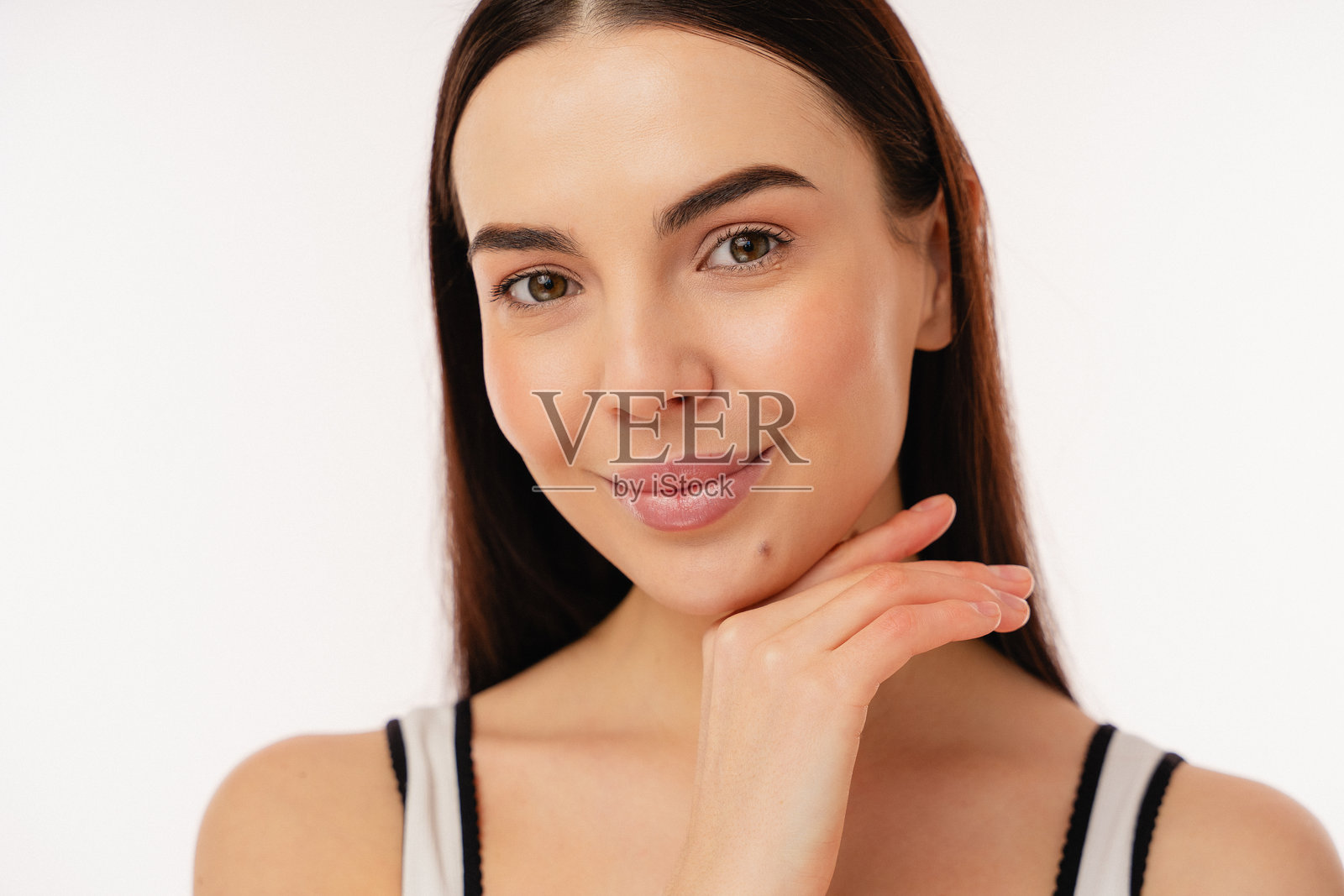 面带灿烂笑容的女性,肌肤光滑自然,魅力四射照片摄影图片