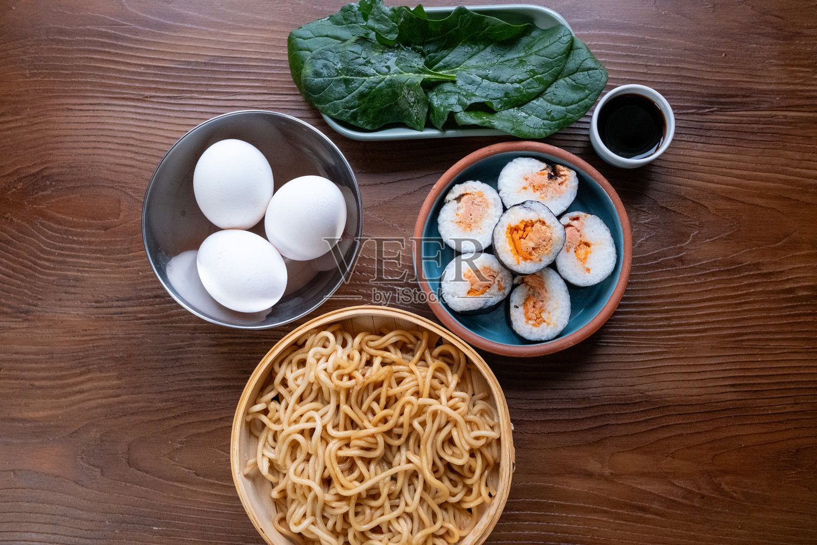 点心、寿司、面条和鸡蛋的特写摆盘照片摄影图片