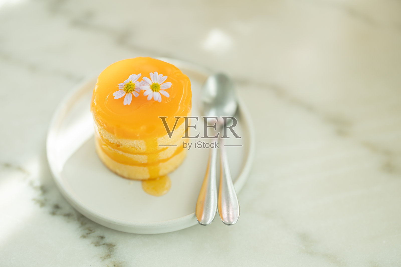 自制橙子水果蛋糕,汁多层次的煎饼派,甜点菜单摆在桌上。照片摄影图片