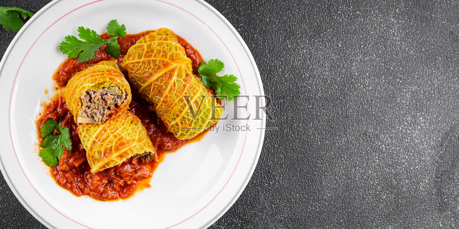 卷心菜卷,卷心菜馅,肉类,美味,新鲜,精致美食,背景,桌子,乡村风格,俯视图,留白,生酮饮食和古饮食照片摄影图片