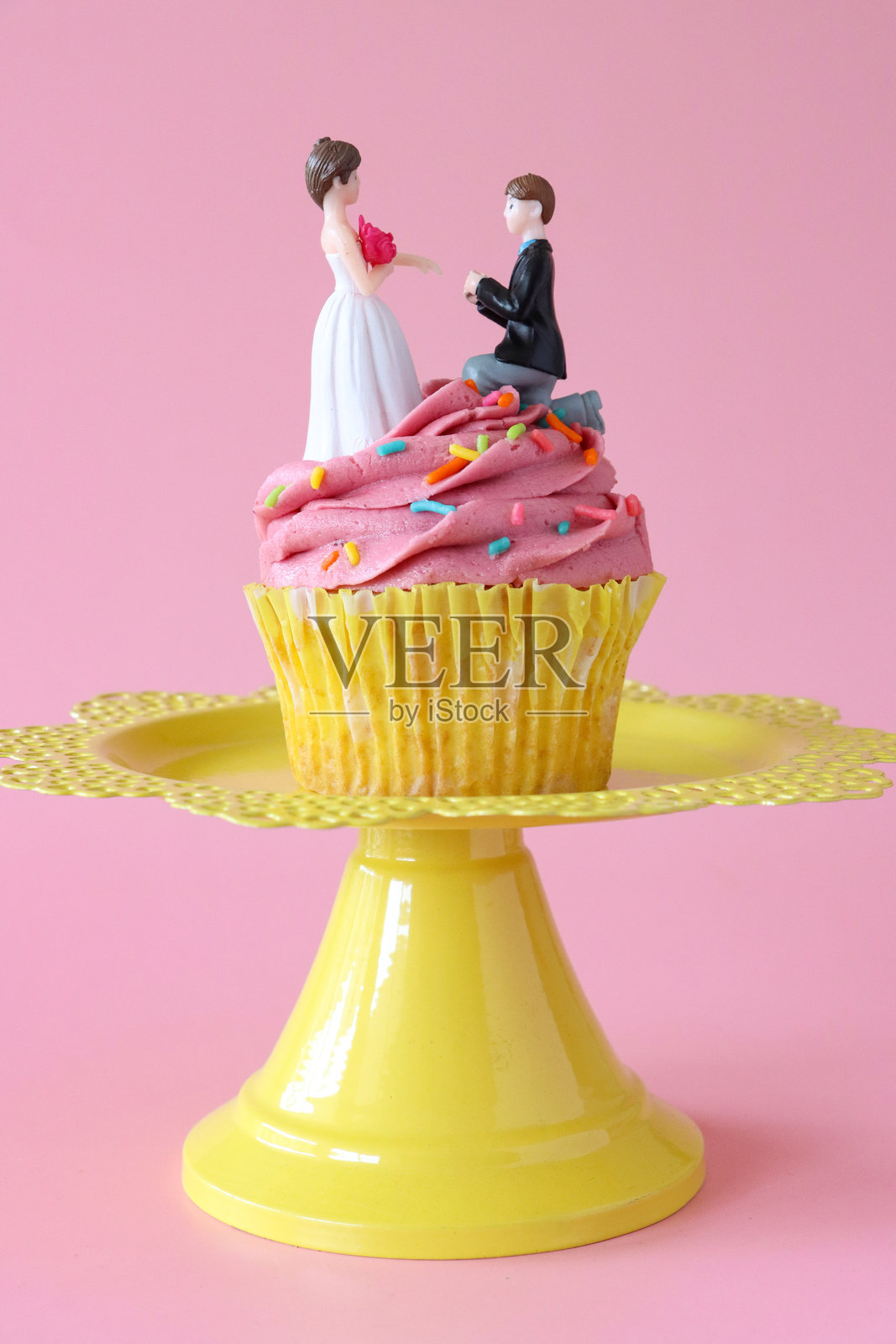 黄色婚礼杯子蛋糕,伴娘和伴郎装饰,黄油糖霜,奶油,蛋糕架 / 婚礼庆祝,甜点照片摄影图片