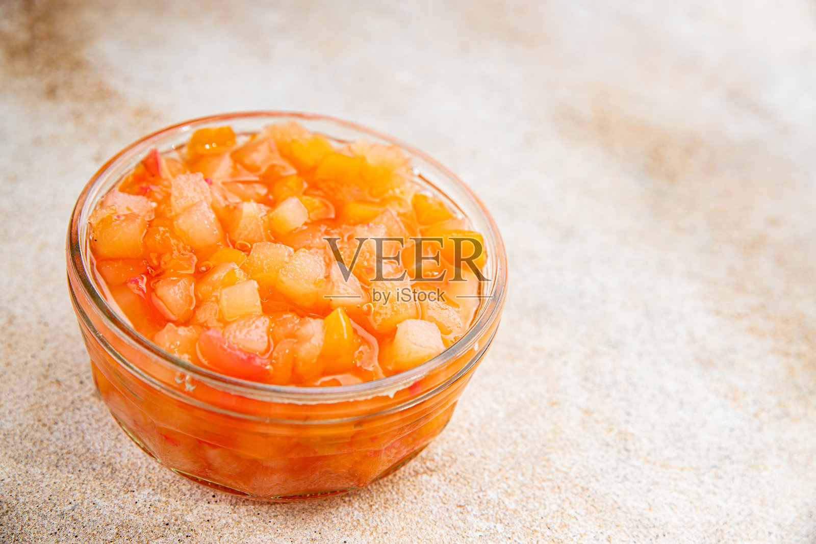 有机水果和浆果的糖浆水果,美味的甜点,鲜美可口的美食背景,桌面上的乡村风格,俯视图,留白空间照片摄影图片