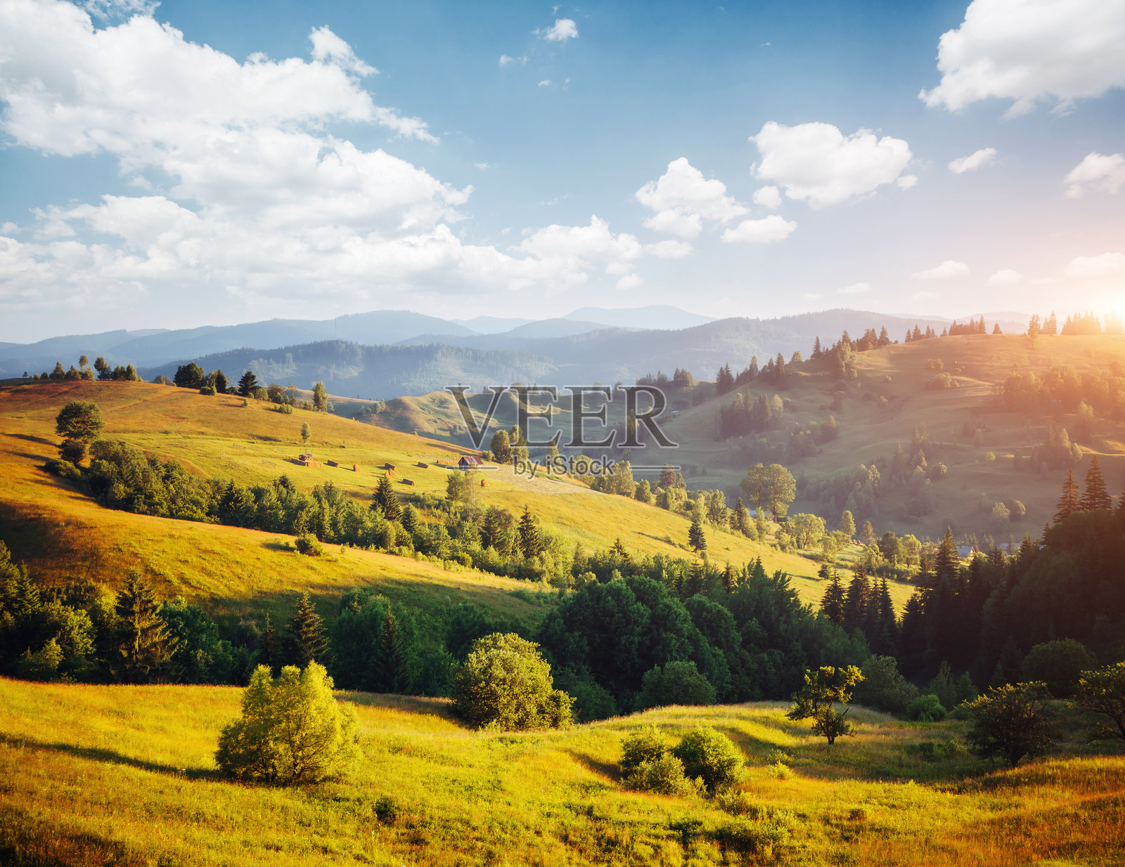 美丽的乡村风景在晨光中。地点:喀尔巴阡山脉,乌克兰,欧洲。照片摄影图片