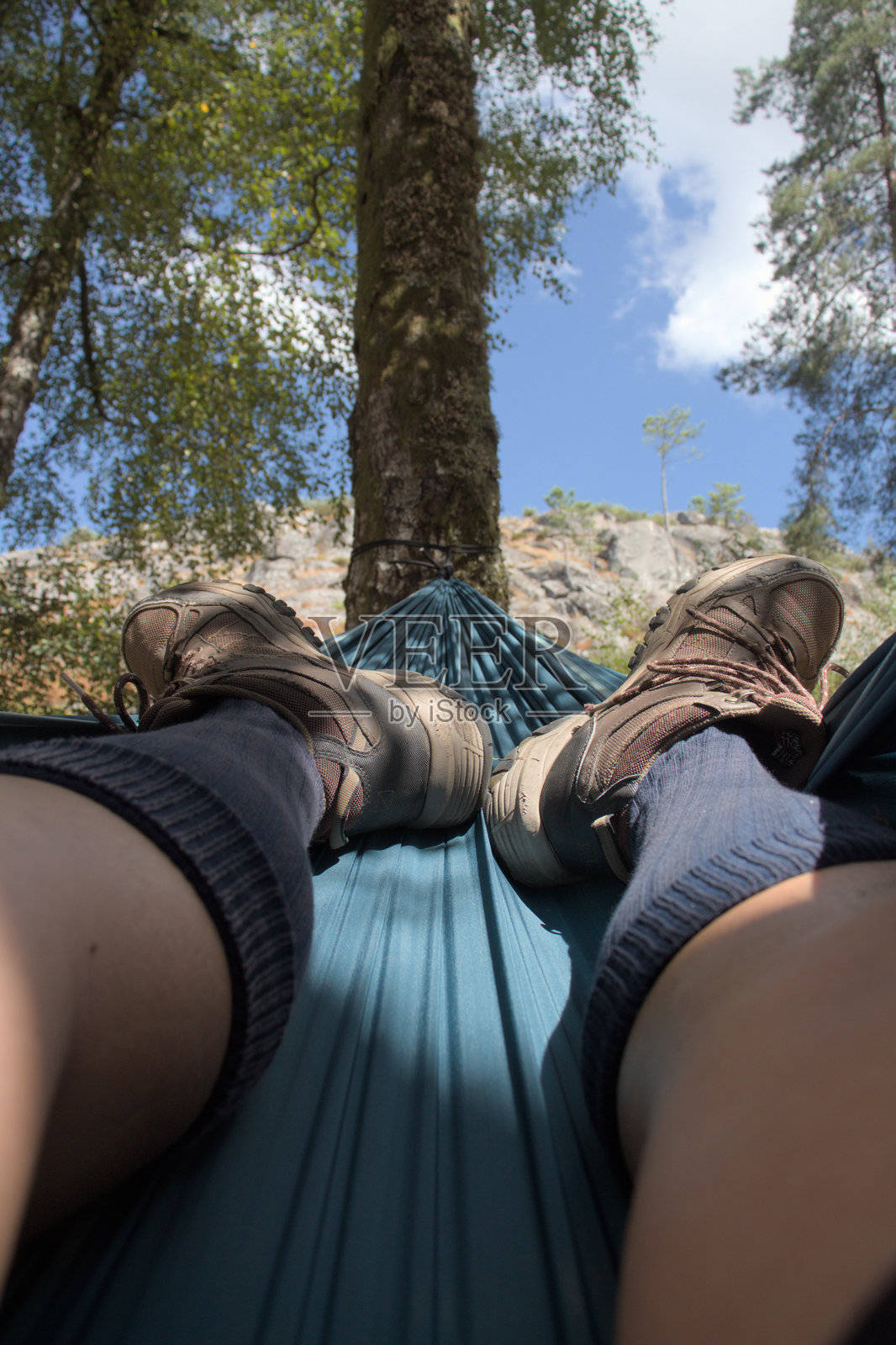 从吊床的视角看森林中的登山靴照片摄影图片