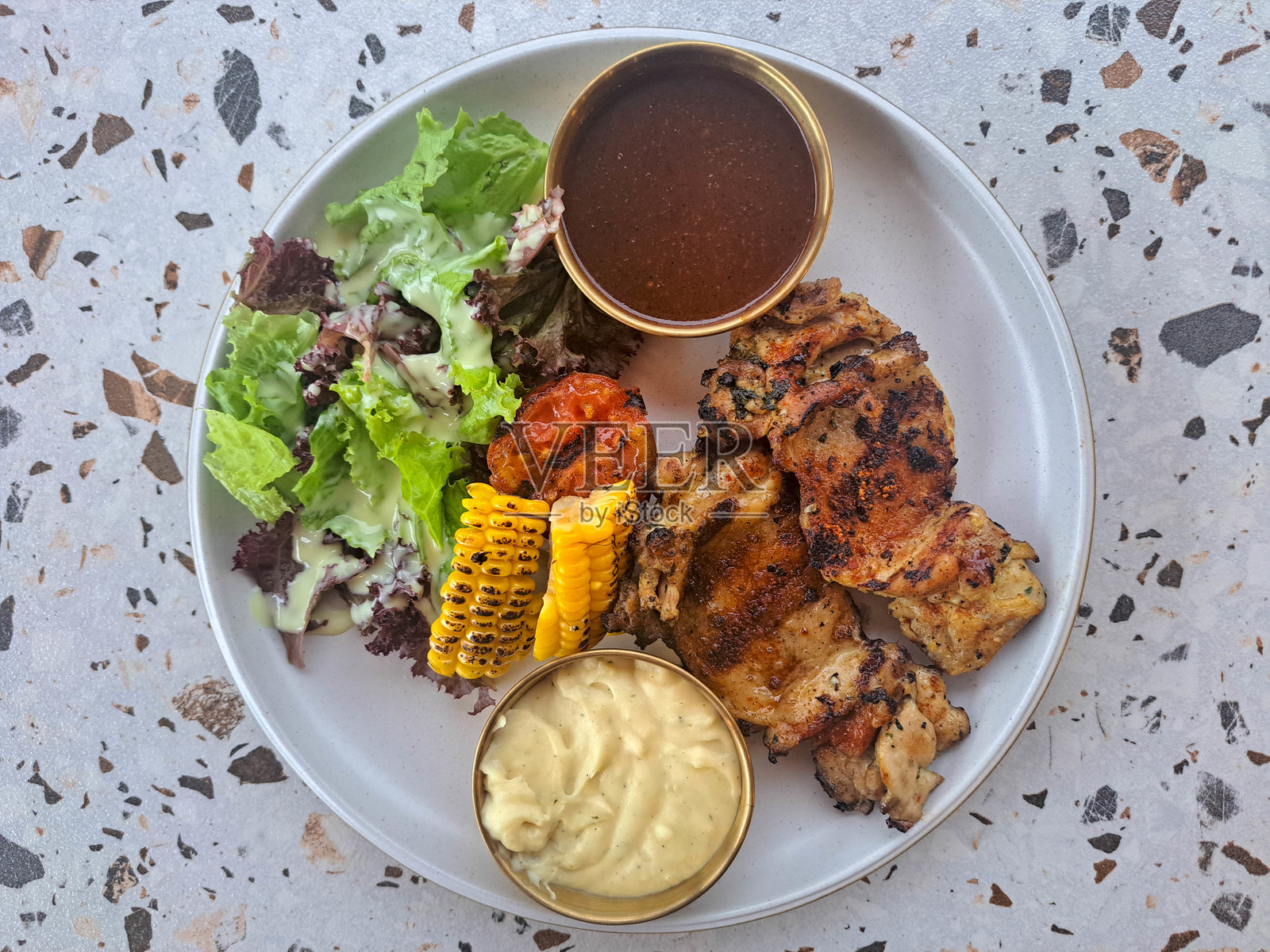 美味的香草烤鸡排配鸡腿、奶酪土豆泥、烤玉米、烤土豆、混合生菜和烧烤酱。食品菜单。俯视图。照片摄影图片