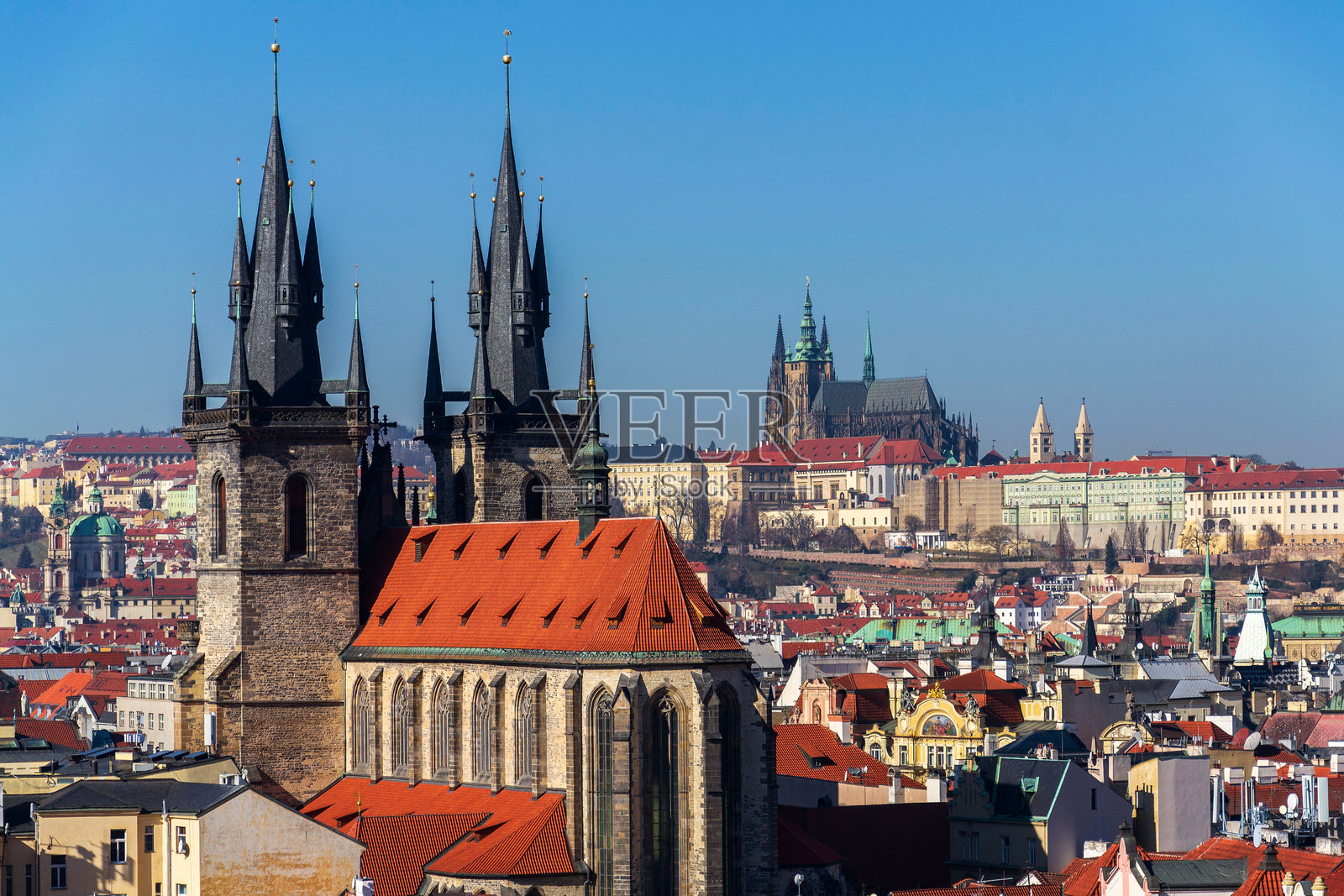 捷克共和国布拉格的提恩圣母教堂,背景是圣维特大教堂和布拉格城堡,阳光明媚的一天照片摄影图片