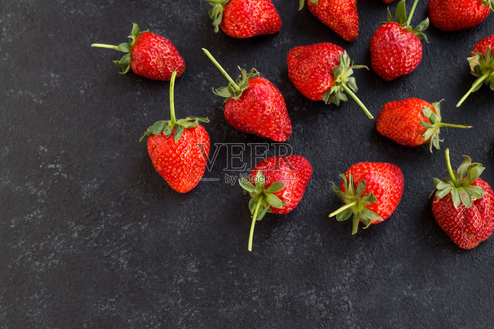 新鲜完整的红草莓照片摄影图片