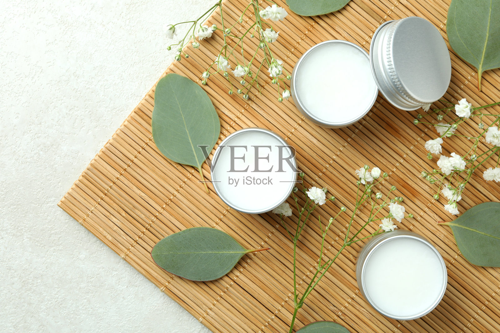 生态唇膏的化妆品概念,背景为白色纹理。照片摄影图片