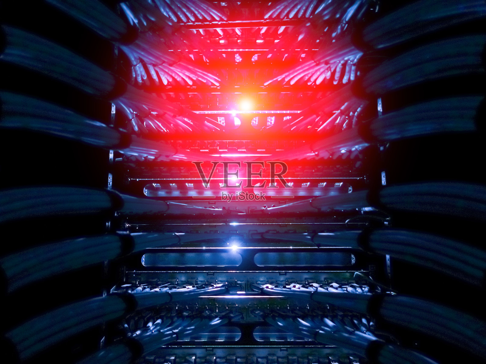 未来主义的数据中心与霓虹灯照片摄影图片